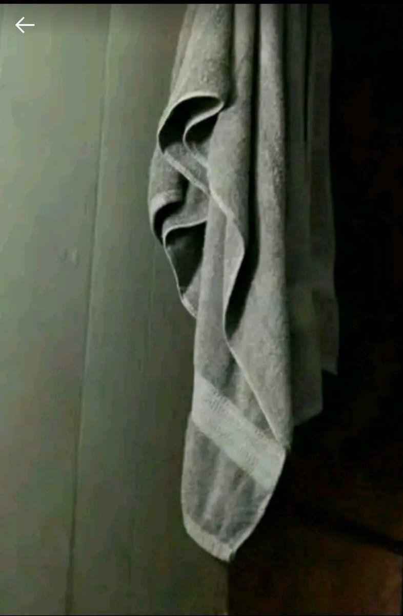 Cuman handuk yang tergantung seperti handuk handak pada umumnya.