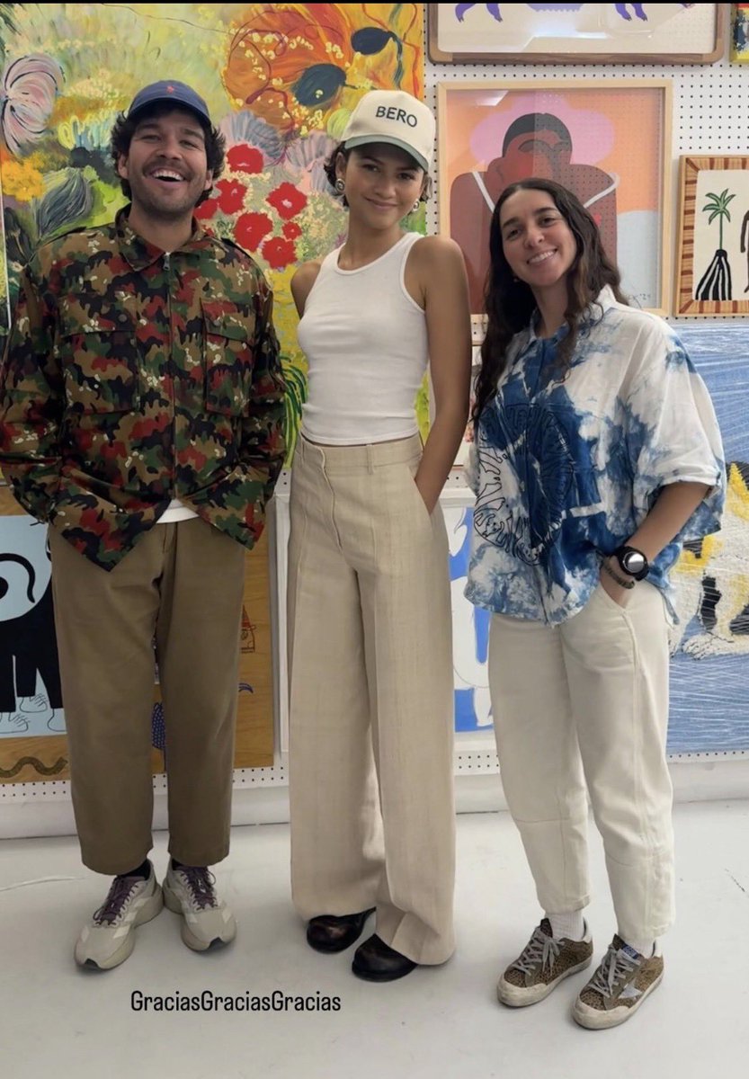 zendaya photographed with fans a couple days ago in mexico!