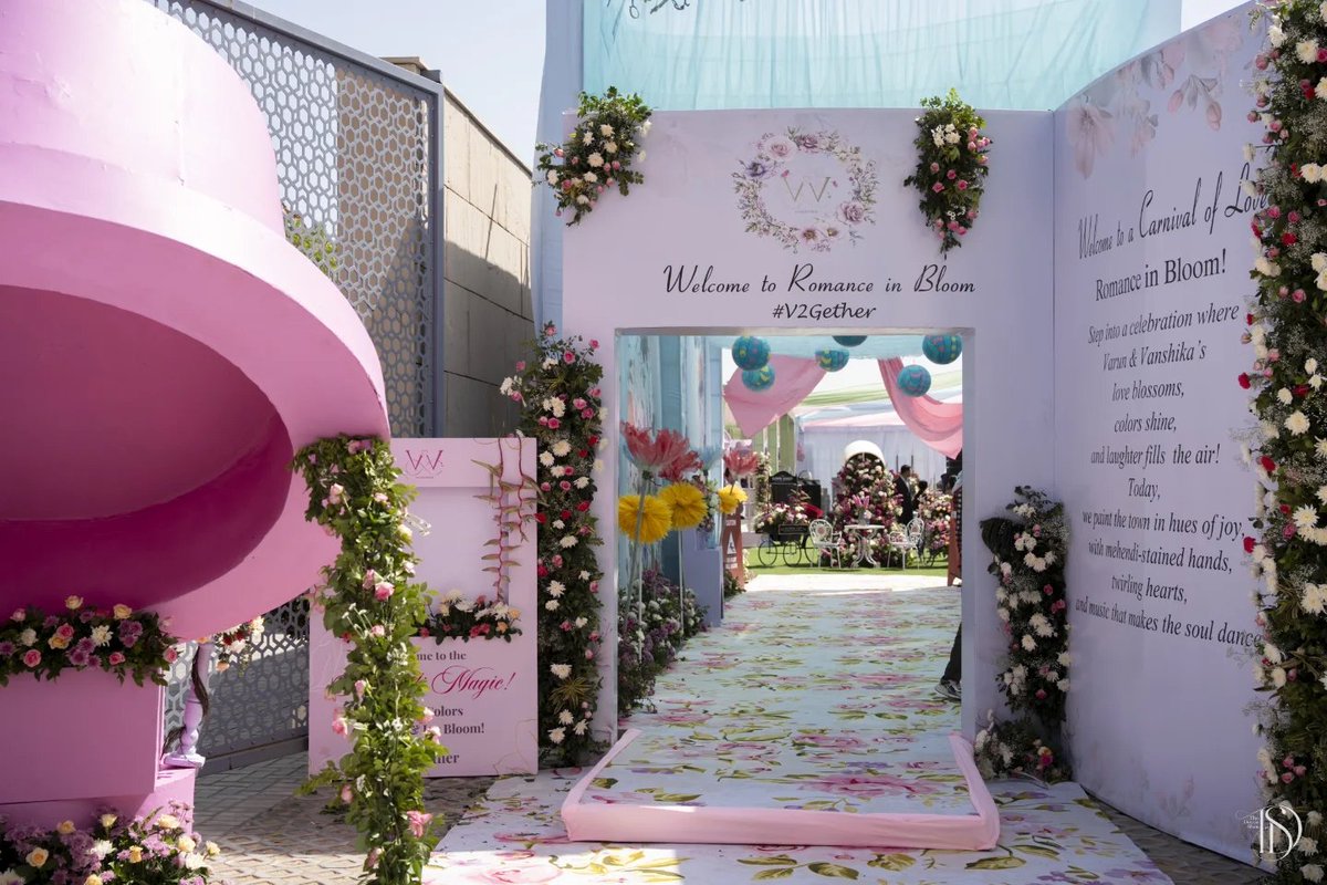 TheDecorShot's tweet photo. Blush tones, delicate flowers, and pastel charm shaped this serene Mehendi setup. Each detail whispered elegance, each bloom added joy. A space crafted to celebrate love in the softest, most memorable way—calm, dreamy, and beautifully detailed. 🌸💫 https://t.co/fvRB8ltZTT
