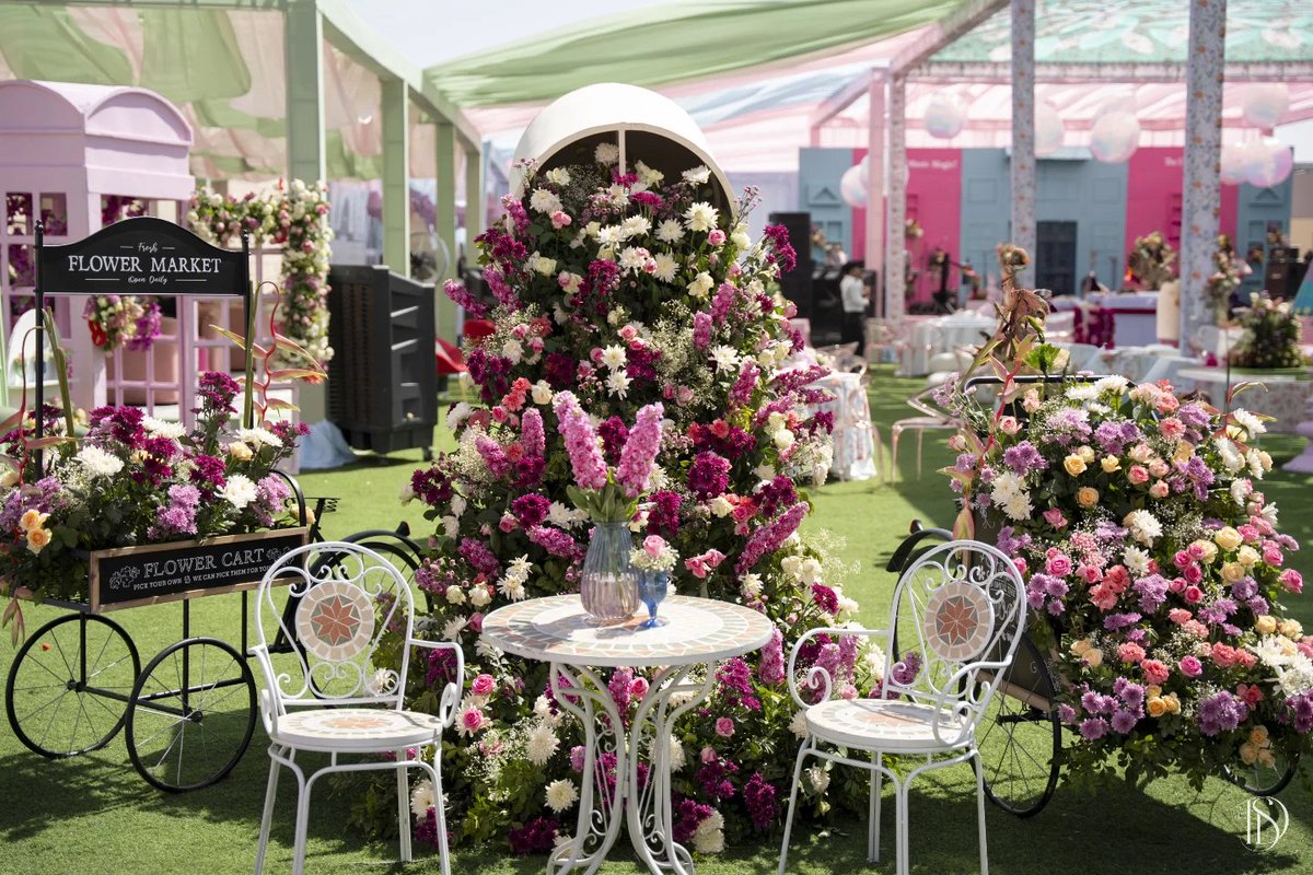 TheDecorShot's tweet photo. Blush tones, delicate flowers, and pastel charm shaped this serene Mehendi setup. Each detail whispered elegance, each bloom added joy. A space crafted to celebrate love in the softest, most memorable way—calm, dreamy, and beautifully detailed. 🌸💫 https://t.co/fvRB8ltZTT