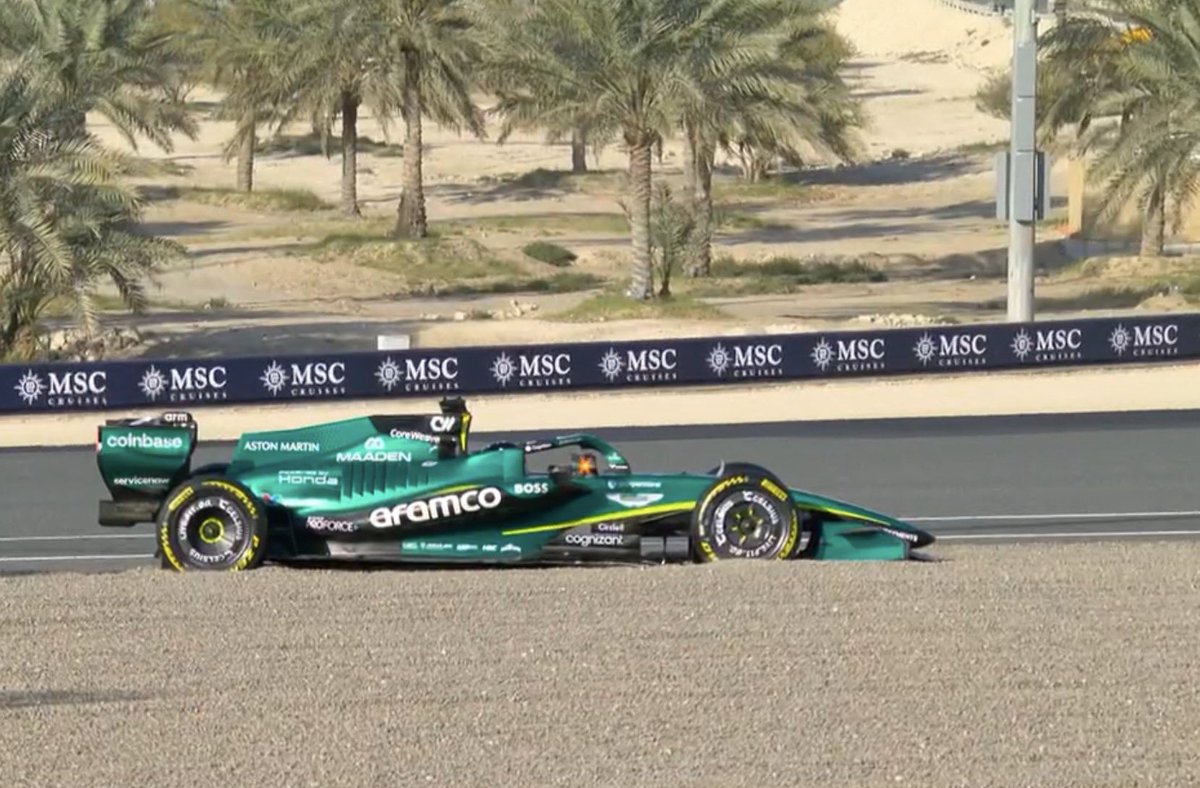 robertofunoat's tweet photo. 🚩Lance Stroll perde il controllo in frenata e mette in ghiaia la AMR26. Piove sul bagnato in casa Aston Martin #F1 #Bahrain #Test2 #Day1 #AstonMartin #Stroll https://t.co/rPdzzbsQTo