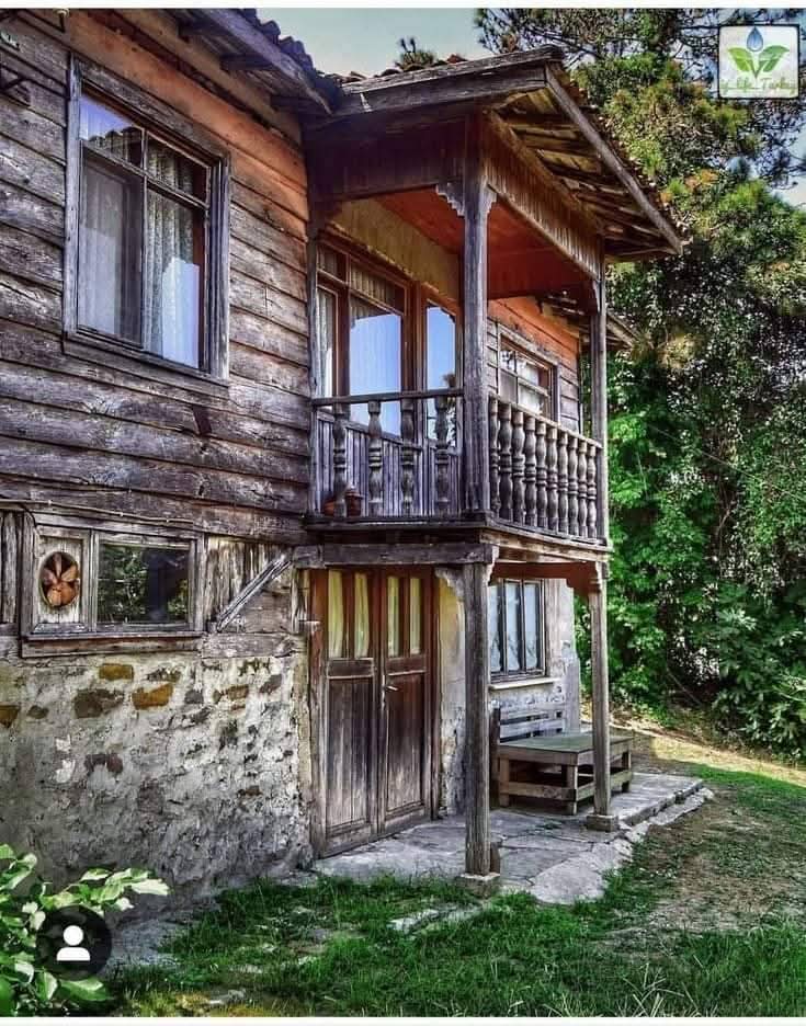 Betona mahkum değilsiniz. 

Ahşap betondan daha güvenlidir. 

Daha ucuzdur.

Daha sıcaktır.

Depreme dayanıklıdır. 

Nefes alır. Ruhu vardır. 

Doğa dostudur.

Ömrü bitince bertaraf etmek için çok uğraşmazsınız. 

Ya yakacak odun olur, yada çürür gübre olur. 

***