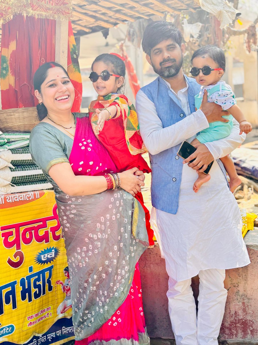 chandel_VS's tweet photo. चौथी वैवाहिक वर्षगांठ की हार्दिक बधाई ठकुराइन ❤️
आज हमारे साथ के चार साल पूरे हुए, और इसी शुभ दिन हमारी बेटी वामीका चंदेल का मुंडन संस्कार थावे मंदिर, गोपालगंज में संपन्न हुआ।
भगवान की कृपा से तुम, हमारी बेटी और बेटे के साथ जीवन सच में धन्य हो गया है। https://t.co/Wb8qBbM8hn