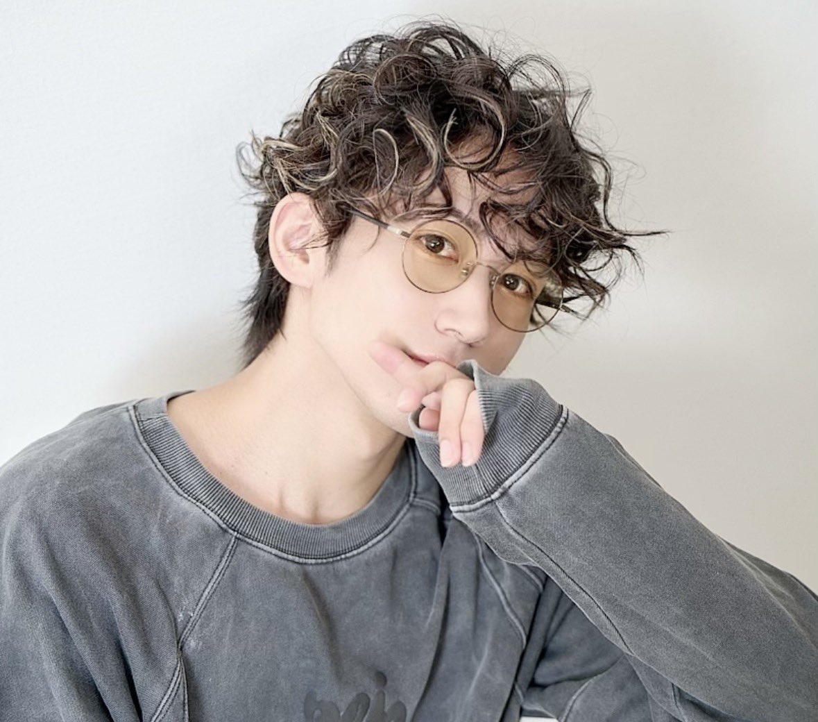 kokind54's tweet photo. 【お知らせ】
　　
演出・殺陣振付　を担当いたします。
　　
豪華なメンバーとともに
新しい門出の一つになればと思います。
ぜひ楽しみに！
オーディションも開催されるようです♪
　　
↓
　　
【公演概要】
POCCOPUBRE公演 　
『弁護士ナユタの忘れられた裁判』　　
◆日時:2026年7月16日〜7月20日　
◆脚本:B.QUIET　
◆演出:GAE(鐘ヶ江洸)　
◆劇場: シアターサンモール　
主催:株式会社クーチ
　　　　
俳優としてミュージカル『忍たま乱太郎』、舞台『ハイキュー!!』、舞台『弱虫ペダル』など数々の話題作に出演。　
アクロバット、殺陣、ハウスダンスを得意とし、POCCOPUBRE作品では殺陣振付師としても作品づくりを支えてきたGAE(鐘ヶ江洸)さんが、本作にて待望の“初演出”を務めます。
振付師として常に現場の空気を読み取り、タレント一人ひとりの感覚と真摯に向き合ってきた彼。
その視点と身体性が、演出家としてどのように立ち上がるのか——。
新たな挑戦となるGAE(鐘ヶ江洸)さんの初演出に、どうぞご期待ください！
オーディションも開催決定！！！
皆様奮ってご応募くださいませ！！！
　　　
◆オーディション詳細
https://t.co/q7DfNMQS8q
　　
◆あらすじ
弁護士ナユタの元へ、ある日連続して３件の依頼が入る。　
胸部外科医のウィンザー、バーレスクダンサーのレイナ、半導体企業勤務のユウ。
３人はそれぞれ、自分の過去をネットから消してほしいと訴える。
“忘れられる権利”を掲げ、巨大IT企業ウェブ検索会社「オルビタ」
に戦いを挑む事を決める弁護士ナユタ。
誰しもが勝つ事は不可能だと言われた裁判。
３人の依頼人の過去を巡る旅の果て、
ナユタは依頼人の彼らの人生をつなぐ「沈黙の真実」を手に入れてゆく。
歌とアクションと論理が重なり合い、共鳴し合う、
誰も見たことのない法廷サスペンスが幕を開ける。