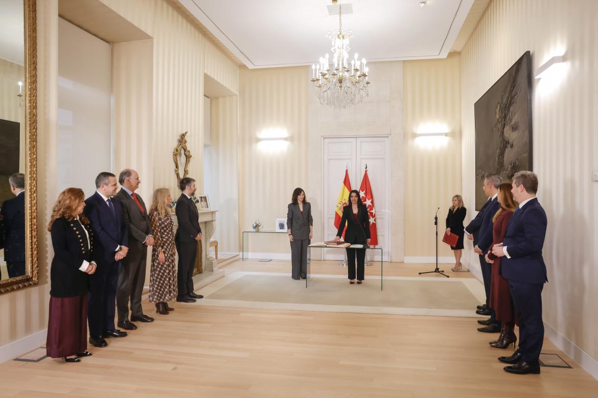 La presidenta de la <a href="/ComunidadMadrid/">Comunidad de Madrid</a> Isabel Díaz #Ayuso <a href="/IdiazAyuso/">Isabel Díaz Ayuso</a>  preside la toma de posesión de la nueva consejera de Educación 📚, Ciencia 🧪 y Universidades 🎓 <a href="/MMZarzalejo/">Mercedes Zarzalejo</a>
 politicalocal.es/94771/toma-de-…