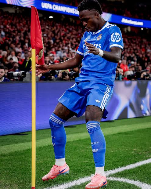 Carefree_Jam's tweet photo. "Provocative" "Flashy" "Loud"

Words used to describe black footballers, who are extroverts.

Pogba
Vini
Bellingham
Sterling

Society wants "humble" and "quiet" black footballers like Kante. 

Subliminal messaging is done by commentators and the media. 

Do not fall for it. https://t.co/QTbwlAvZuw