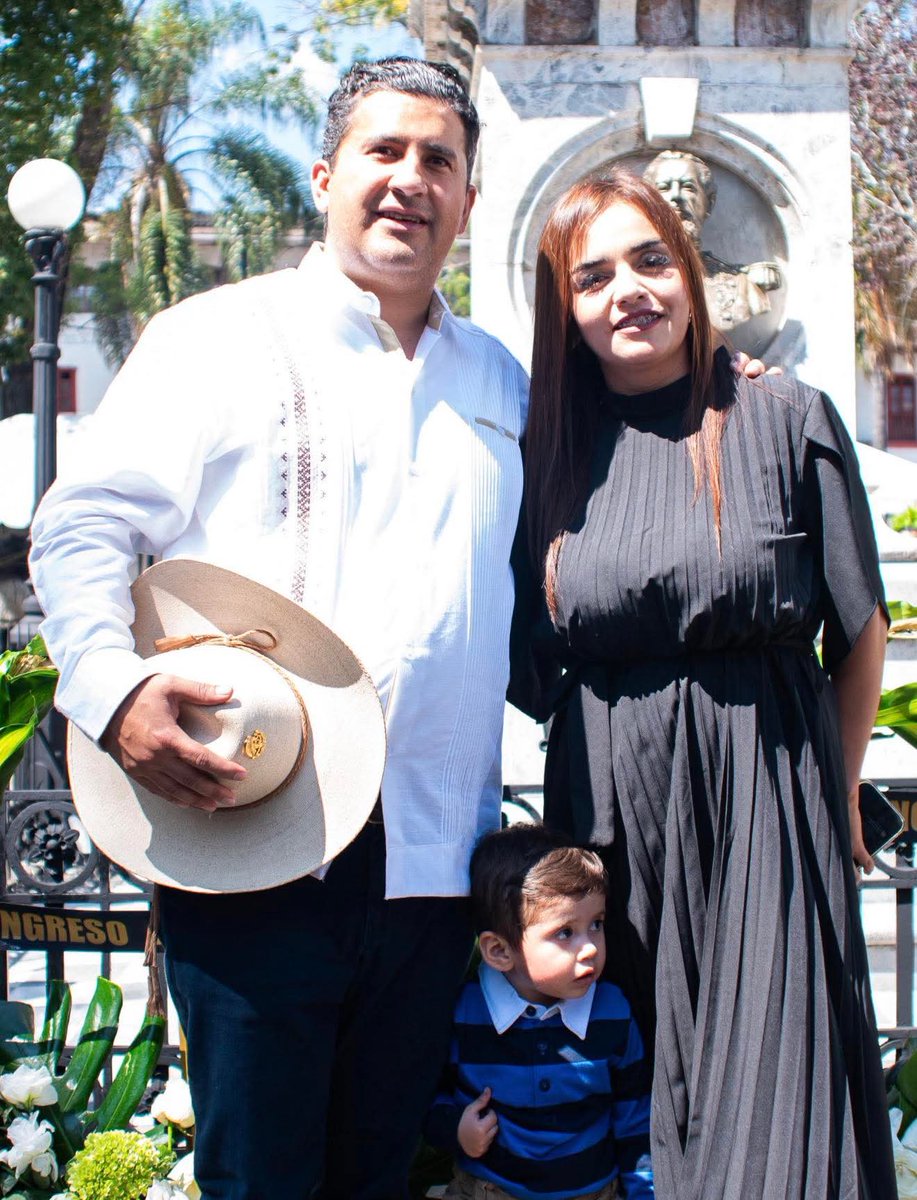 GreciaMich2027's tweet photo. NO LES BASTÓ CON CALLAR A CARLOS, AHORA LE QUIEREN HACER LO MISMO A ELLA

De Gracia Quiroz:
"Hoy quieren enjuiciarme políticamente.
Hoy quieren callar una voz.
Pero lo digo con toda claridad: no han enjuiciado a los verdaderos asesinos de Carlos Manzo, y eso el pueblo lo sabe.

Porque este movimiento nació del dolor… pero también nació de la dignidad.
Y como bien lo decía Carlos, en este movimiento tenemos tres destinos:
La muerte.
La cárcel.
O el éxito.

Y aquí seguimos, firmes, de pie, caminando hacia ese éxito que representa la justicia para nuestra gente.

Este movimiento no pertenece a una persona, le pertenece al pueblo.
Y por eso no les ha bastado con arrebatarnos a Carlos… ahora quieren matar el movimiento.

Tal vez porque ya no les dan los números.
Tal vez porque están desesperados.
Tal vez porque saben que la historia ya cambió.

Quieren volver al poder para seguir extorsionando a nuestra gente.
Quieren volver para seguir robando.
Quieren volver para seguir intimidando.

Pero no lo van a lograr.

No lo van a lograr porque la gente ya despertó.
La gente ya sabe ponerse del lado de la verdad.
La gente ya sabe quiénes son… y cómo son.

Y hoy, lo decimos con firmeza:
Este movimiento es del pueblo y para el pueblo.
Y cuando el pueblo despierta… ya nadie lo puede volver a engañar.

Por eso dejo algo muy claro:

Aunque me enjuicien.
Aunque me destituyan.
Aunque me metan a la cárcel.
Aunque intenten callarme de cualquier forma.

A este movimiento ya no lo podrán parar.

Porque la gente, el pueblo, ya despertó.
Y no los dejará volver al poder… pronto… o tal vez nunca.

PASE LO QUE PASE CONMIGO SEPAN QUE SIEMPRE ESTARÉ CON EL PUEBLO DE URUAPAN. 

QUE DIOS LOS BENDIGA 🙏: