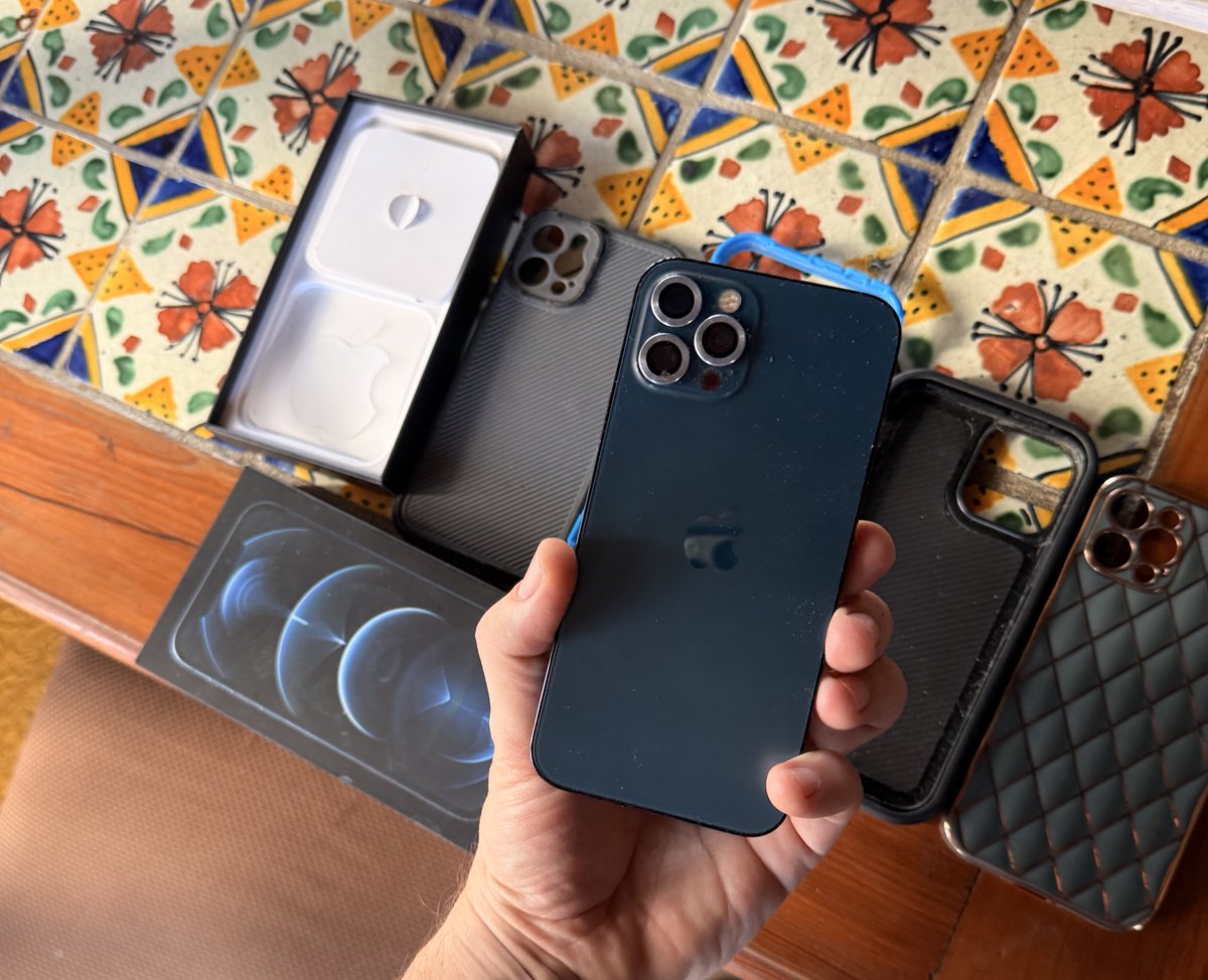 Muy buen día gente buena! 
A quien pueda interesar:
Vendo iPhone 12 Pro 
3 forros 
Caja 
Calcomanía que trae el cel 
Me ayudaría mucho un repost para ver si logramos conseguirle nuevo dueño a mi antiguo teléfono ❤️
(Me encuentro en Caracas)