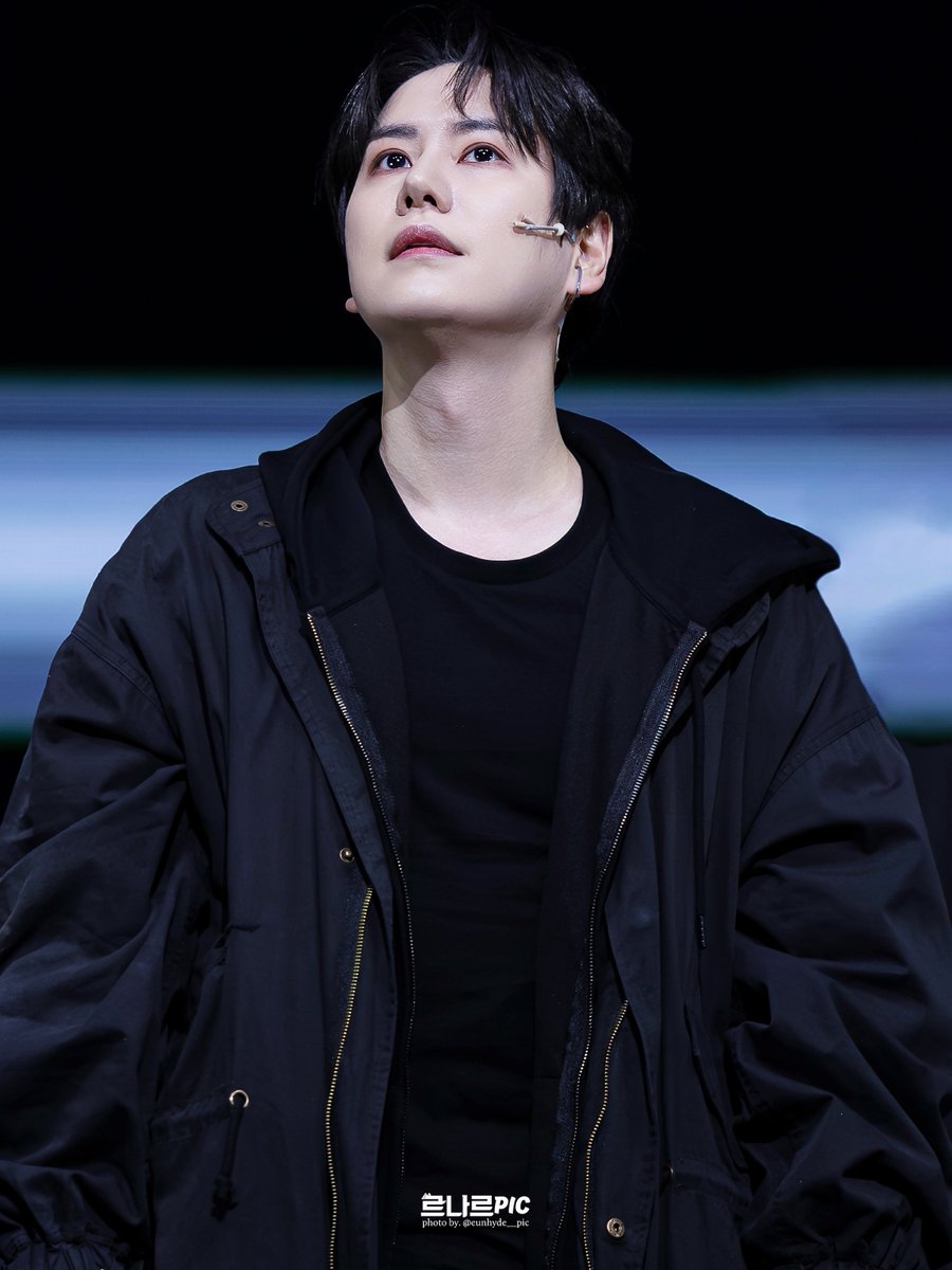 260218 데스노트 커튼콜데이 낮공 

2층 바라보는 눈이 너무 이뻐서 
어쩔수없이 다 골랐지😏　

야가미 라이토 #규현 배우님

#KYUHYUN