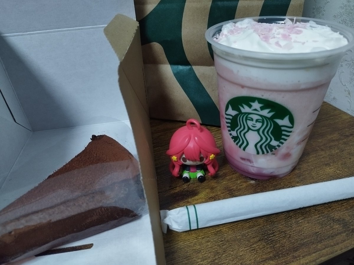 ken_hack's tweet image. スタバ行ってきた✨
新作のフラペチーノと
チョコレートタルト
いただきます😋