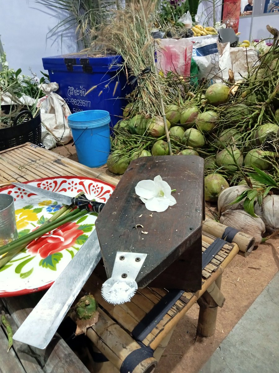 วีท่านอื่นๆ หรือเพื่อนๆ ทำอย่างไรคะ
ในคืนที่เราจะมีไลฟ์อีก 2 ชม.ข้างหน้า
แต่ตอนนี้หนังตาจะปิดแล้ว...

...ไม่เอายาหม่องป้ายใต้ตานะคะ...