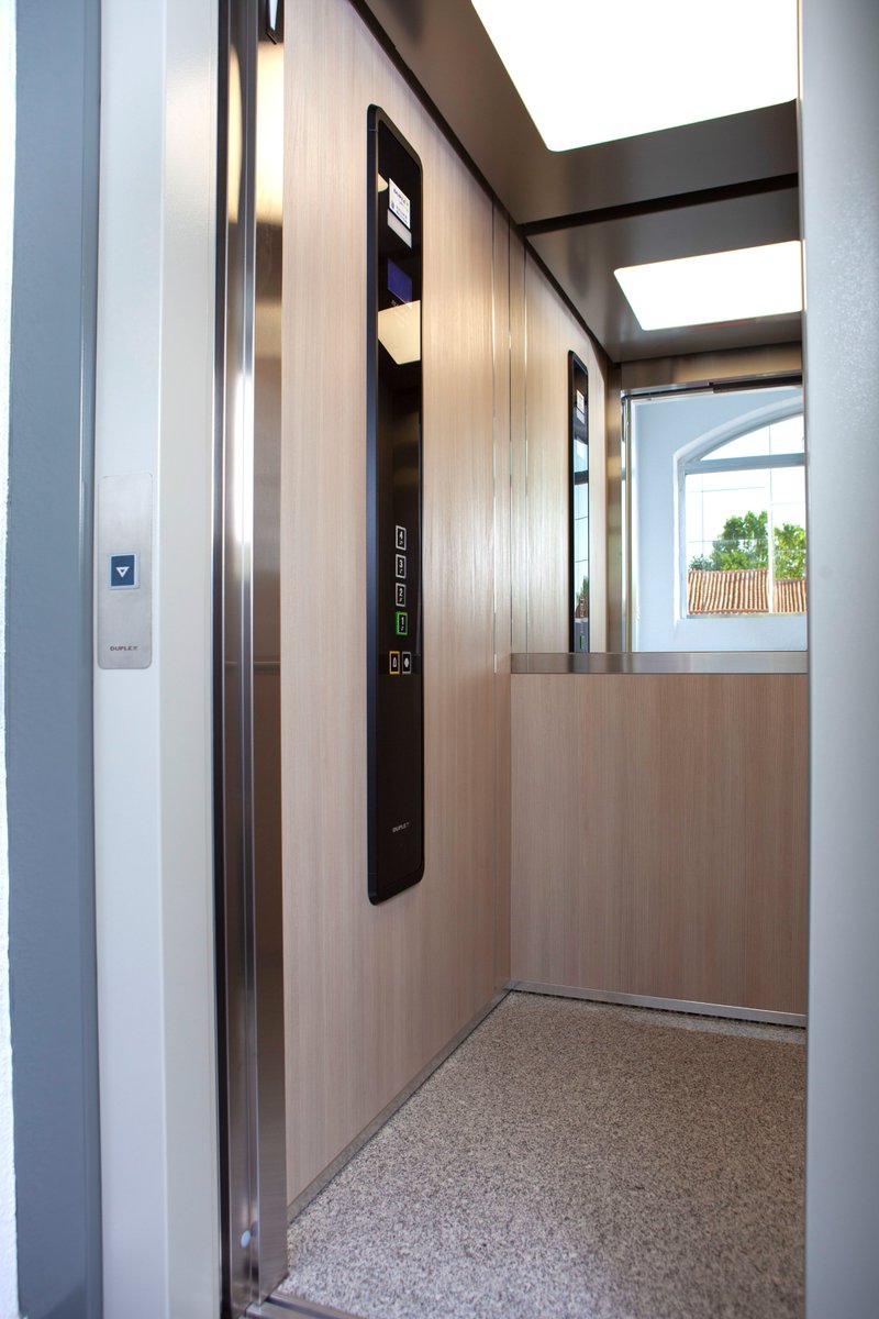 🪞 ¿Sabías que el espejo del ascensor no está solo para el selfie?

Su función real es psicológica:
 ✔️ Hace que la cabina parezca más amplia.
 ✔️ Reduce la sensación de espera al mantener tu mente distraída.

Ingeniería que mejora tu experiencia… y tu mejor perfil 😉