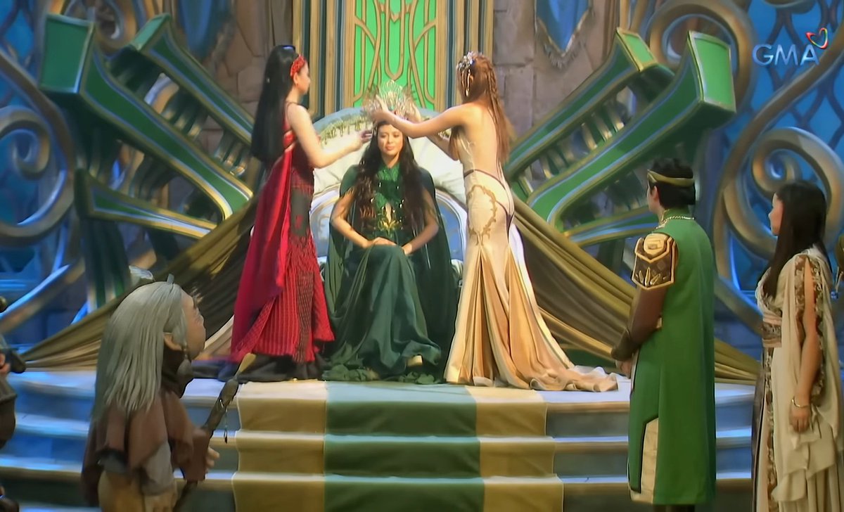 ecorreidiuhara's tweet photo. THESE SHOTS OF ALENA WERE VERY ENCANTADIA 2016!!! 

They even added that green cloth behind Alena's throne as a call back to the 2016's throne design 😭💚👏🏻

Very good ang buong prod team sa episode tonight huhu thank yooooou for this! 👏🏻
#SanggreTumitindingGalit https://t.co/ZY5Ltgogpw