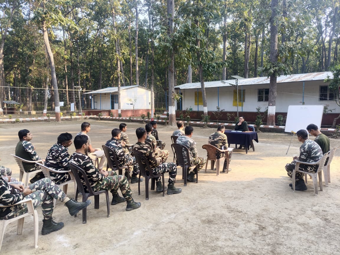70BnSSB_INDIA's tweet photo. 70वीं वाहिनी सशस्त्र सीमा बल, लखीमपुर खीरी के ए समवाय, रामपुरवा–76 में जवानों हेतु Arms Act (आयुध अधिनियम) एवं Passport Act (पासपोर्ट अधिनियम) विषय पर कक्षा आयोजित की गई ।
#SSB #70BN #LakhimpurKheri #ArmsAct #PassportAct #Training https://t.co/M1ISdpOxHq
