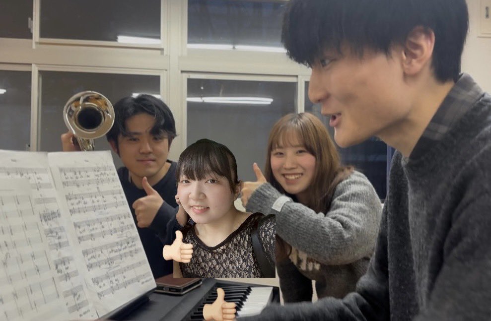 crumbvon's tweet photo. 【リサイタルまであと4日】
本日は学校での練習最終日でした！今週末はいよいよ本番です！！
今回からくらむぼんの運営を支える、役員たちをご紹介👓
まずは1年生！
1年生の人数が4人なこともあって全員役員に駆り出されました😎
慣れない中たくさんお仕事を頑張ってくれています！とっても感謝です！ https://t.co/bDbVLx2lTK