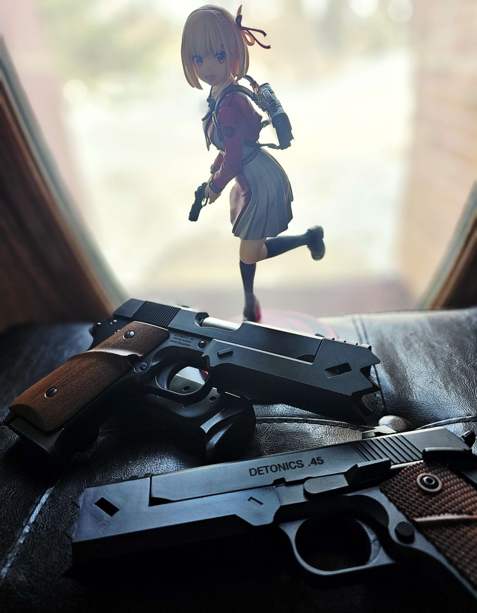TsuFlu's tweet photo. #リコリス・リコイル #LycorisRecoil #ChisatoNishikigi #TakinaInoue #Detonics #45の日 #45ACP https://t.co/lppiwBoFeO