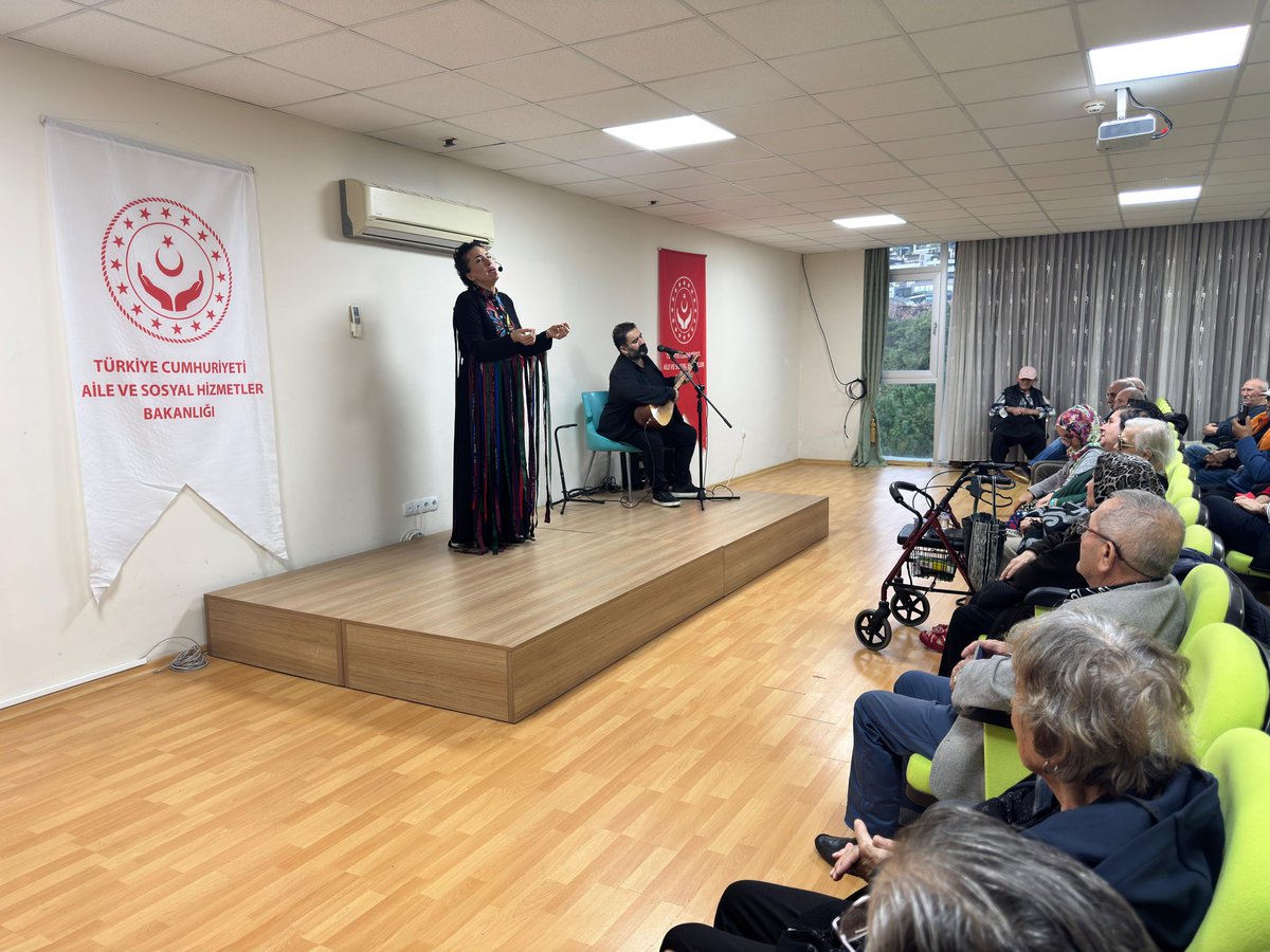 Engelli ve Yaşlı Hizmetleri Genel Müdürlüğümüz tarafından planlanan “Müzikli Yol” tiyatro oyunu, Alanya Huzurevimizde sahnelendi. Yaşlılarımızın yoğun ilgi gösterdiği etkinlikte sanatın birleştirici gücüyle keyifli anlar yaşandı.  <a href="/tcailesosyal/">T.C. Aile ve Sosyal Hizmetler Bakanlığı</a>