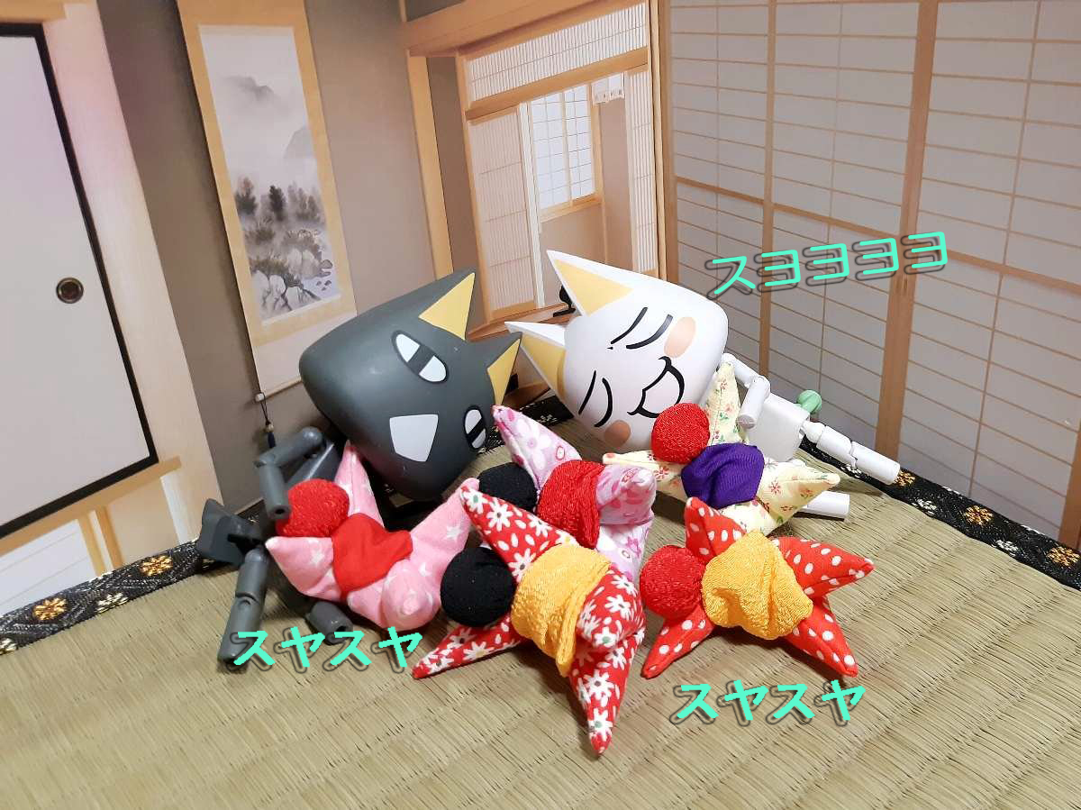 「しかたない、子守歌でも歌ってみるみャ😫
　ね～んねんころりよ～🎶　おこ～ろ～り～よ～🎶」
「よしよし、よしよし、、、💤💤💤」
「はぁ～😔　トロまで寝ちゃったのみャ」
#どこでもいっしょ