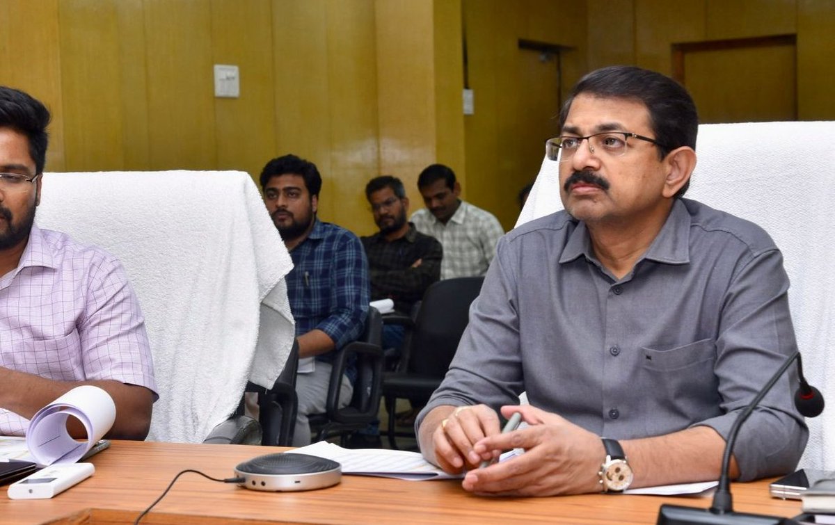 cdmvzm's tweet photo. రెవిన్యూ వివాదాలను ఇరు పక్షాలకు కౌన్సిలింగ్ ద్వారా పరిష్కరించాలని కలెక్టర్ ఆదేశించారు. #PGRS, #RevenueClinic , #Mutations , #Resurvey పురోగతిపై సమీక్షించి తిరస్కరణలు తగ్గించాలని సూచించారు. #GroundTruthing , పెండింగ్ దశలు గడువులోగా పూర్తి చేయాలని హెచ్చరించారు.
#RevenueReforms https://t.co/wvQ3nqgfff