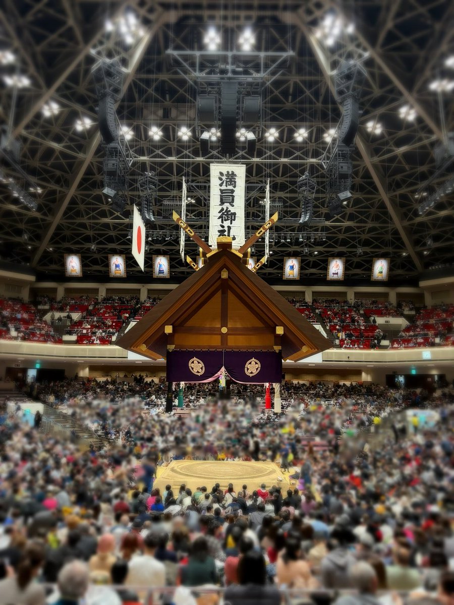 hidemiperc's tweet photo. 先日国技館にて憧れの太鼓を拝聴✨左手の使い方が楽しく美しく、皮も高めに張っていらして素晴らしい音の抜け。今回は土俵上でしたが、櫓の上で叩く時は相当怖そうです💦

力士の皆様取組前から覇気が凄いのと、始めるタイミングを双方で合わせる緊張感…圧巻でした！ https://t.co/QVGRiYFDdK