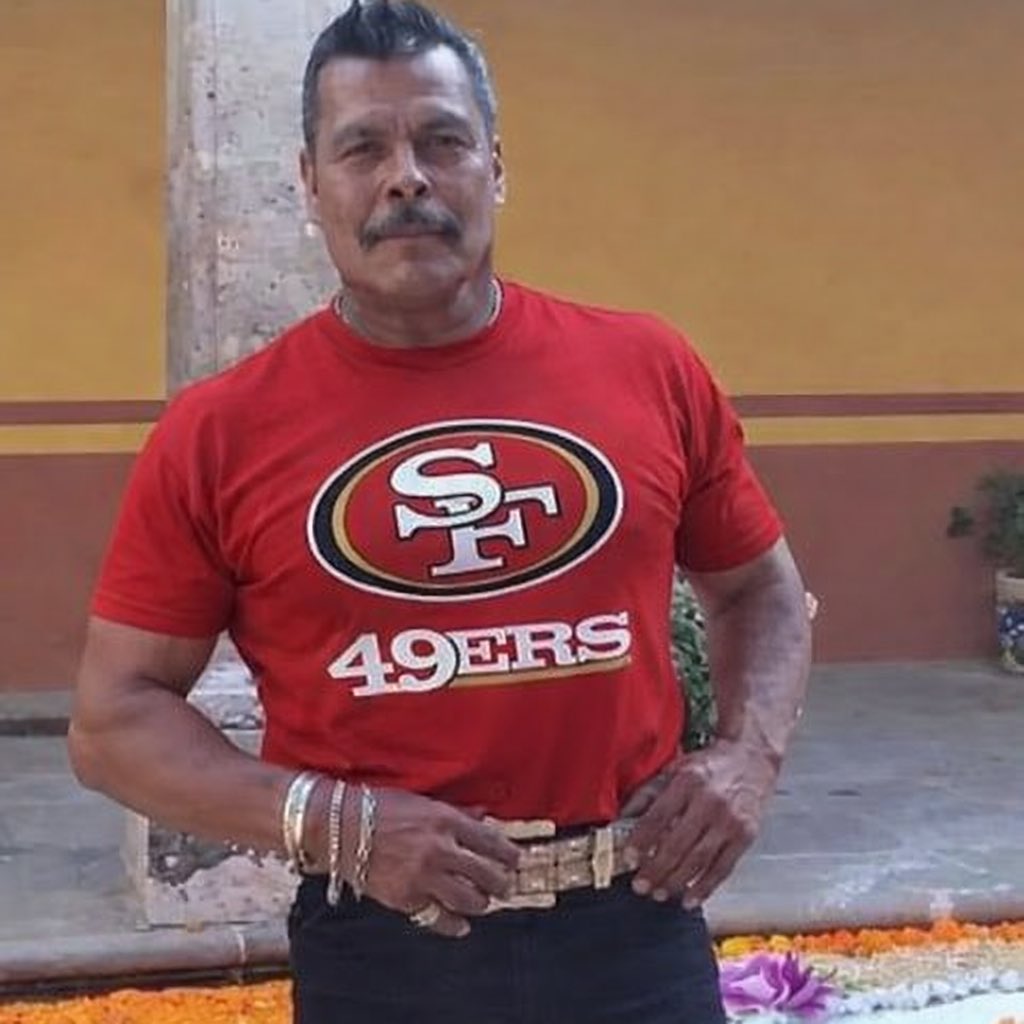 Mi tío bien emocionado porque vienen los 49ers a México 🇲🇽