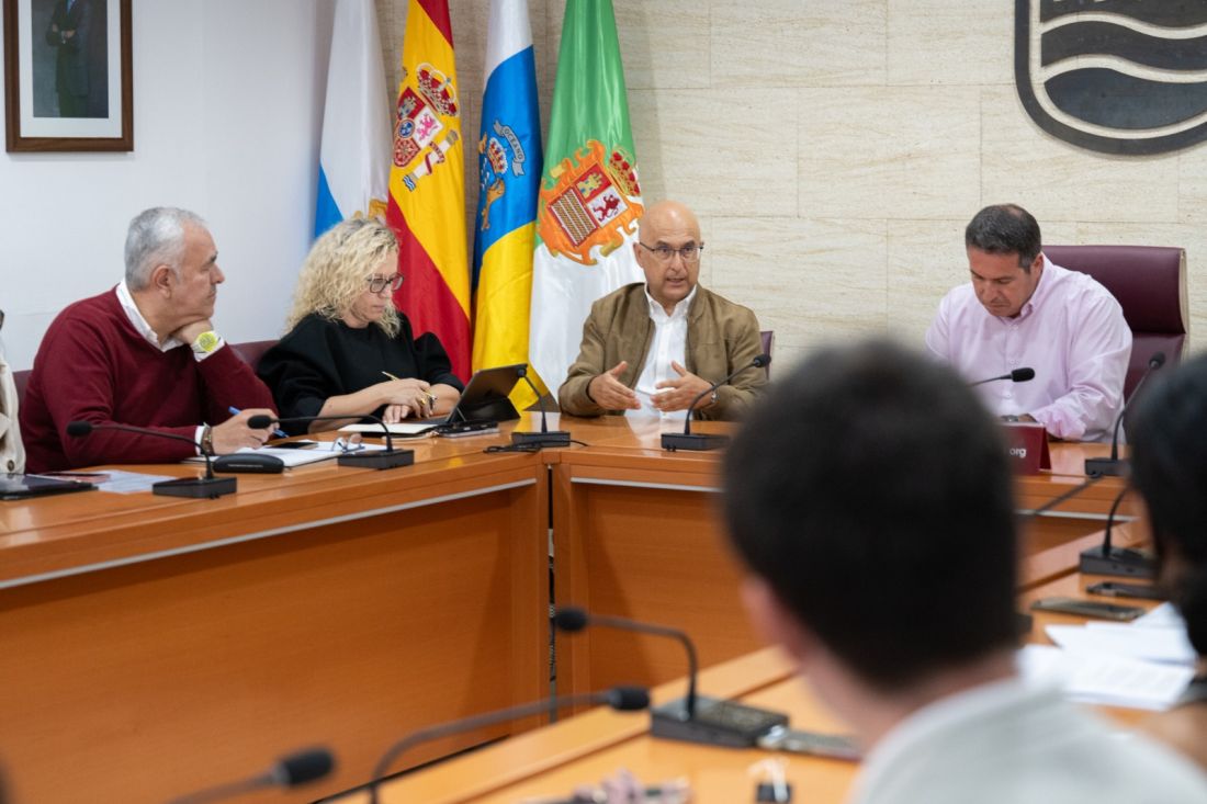 Turismo refuerza la colaboración municipal para poner en marcha la Ley del alquiler vacacional. <a href="/TurismoGobCan/">Turismo y Empleo Gobcan</a> #ayuntamientos #ley #vacacional