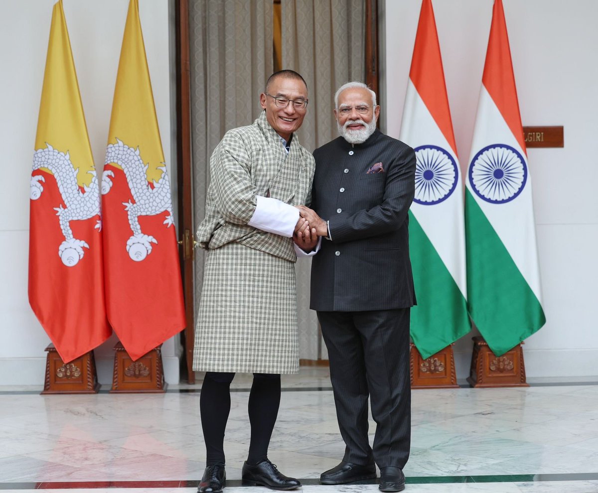 narendramodi's tweet photo. བློན་ཆེན་ཚེ་རིང་སྟོབས་རྒྱས་དང་གཅིག་ཁར་ཕྱད་མི་འདི་ མཆོག་ཏུ་གྱུར་པ་ཅིག་ཨིན་མས། ང་བཅས་ཀྱིས་ ཡུན་བརྟན་གཞི་རྩ་དང་གཅིག་ཁར་ ཞི་བདེ་དང་ལྡནམ་སྦེ་ རྒྱལ་སྤྱིའི་ཁེ་ཕན་གྱི་དོན་ལུ་ བཅོས་རིག་གི་ནུས་པ་འདི་ ག་དེ་སྦེ་ལག་ལེན་འཐབ་ནི་ཨིན་ན་ གྲོས་བསྡུར་འབད་ཡི།

རྒྱ་གར་དང་འབྲུག་གི་བར་ན་ མཐུན་ལམ་ཡུན་བརྟན་སྦེ་གནས་མི་དང་ ཕན་ཚུན་གྱི་བློ་གཏད་དང་ མཐུན་ལམ་ལེགས་ཤོམ་ དེ་ལས་ མི་སེར་གཉིས་ཀྱི་བར་ན་ མཐུན་ལམ་དམ་ཟབ་སྦེ་ཡོད་མི་གིས་ ང་བཅས་རའི་མཉམ་འབྲེལ་འདི་ གནས་སྟངས་གསརཔ་ཅིག་ལུ་འགྱུར་ཚུགས་པའི་ལམ་སྟོན་འབད་དེ་ར་ཡོད།

@tsheringtobgay