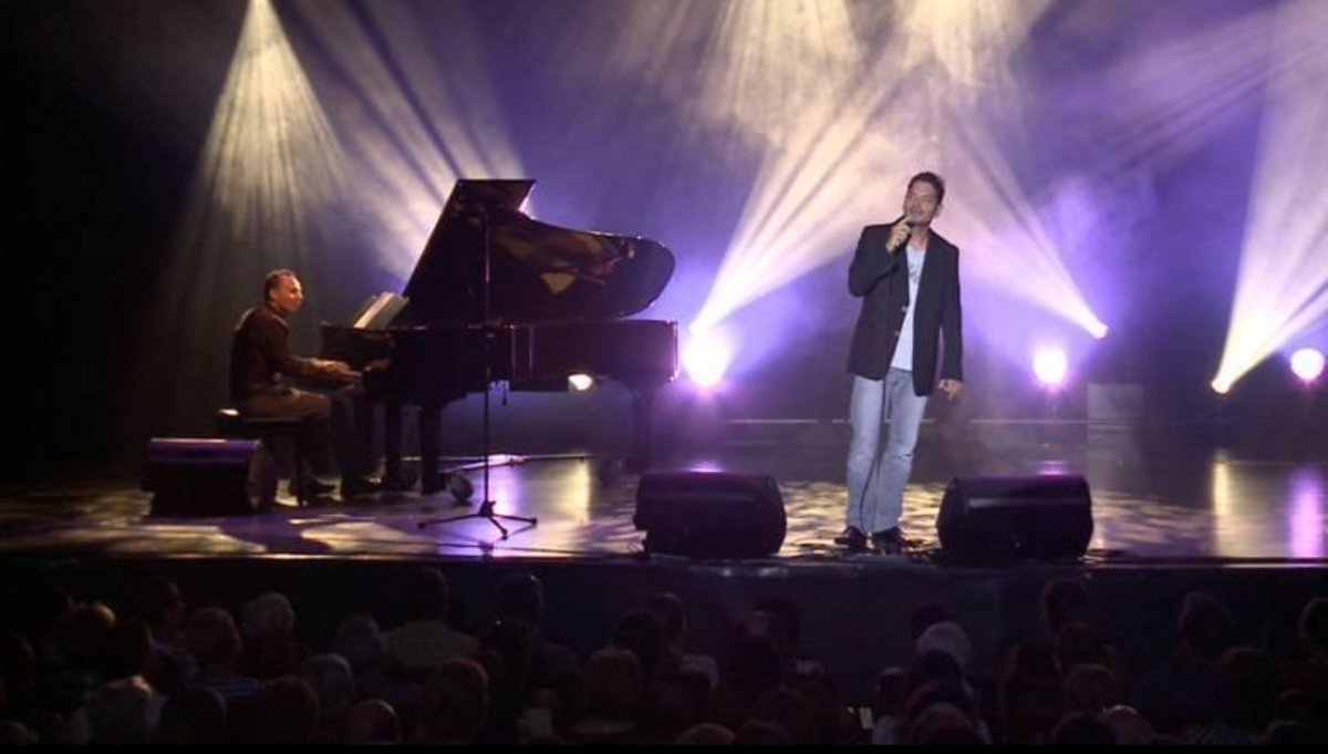 Bonne nouvelle! Il y aura un nouveau spectacle virtuel pour la venue du printemps avec l'album Le long chemin du 20 au 23 mars. Il est possible de vous procurez des billets ainsi que le nouvel album Beautiful Madness dès aujourd’hui sur le nicolaciccone.com. 
#Lelongchemin