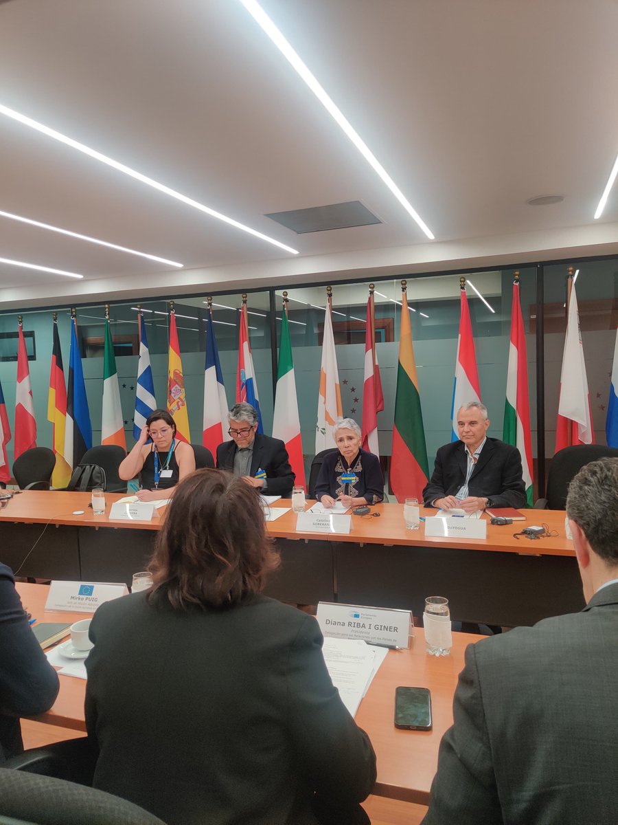 <a href="/CC_Guatemala/">CC Guatemala</a> <a href="/ImpunityWatch/">Impunity Watch</a> <a href="/WOLA_org/">WOLA</a> <a href="/CongresoGuate/">Congreso Guatemala</a> <a href="/muni_indSolola/">Municipalidad indígena De Sololá</a> Acabem el dia escoltant tot el que la societat civil de Guatemala té a dir. Amb <a href="/AlianzaRgt/">Alianza por las Reformas</a>, <a href="/UDEFEGUA/">UDEFEGUA</a>, <a href="/ccdaoficialgt/">CCDA Guatemala</a>, <a href="/convergemujere1/">@convergemujeres</a> i <a href="/U_Landivar/">Universidad Rafael Landívar</a>.