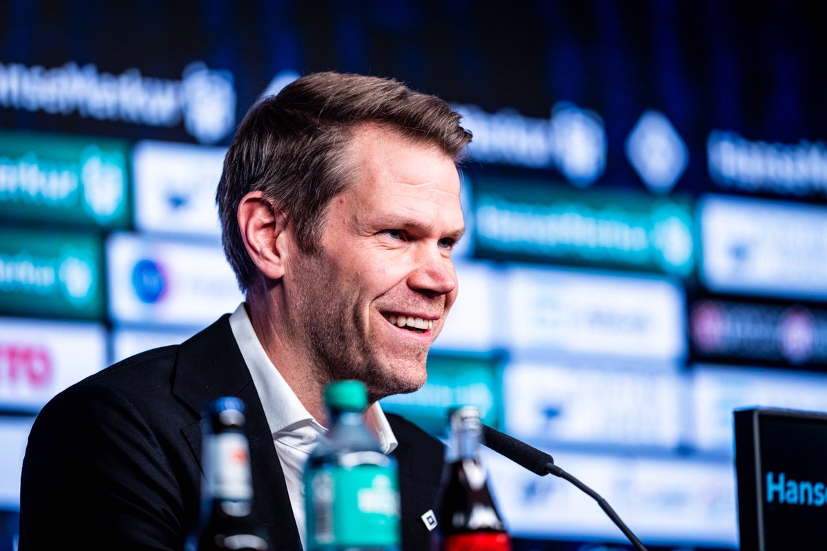 HSV's tweet photo. 🎙️ Das PK-Statement von Eric #Huwer vor #HSVSVW: „Es schließt sich am Sonnabend ein stückweit ein Kreis – unsere Geschichte ging damals mit dem Nordderby richtig los. Das Spiel war ausverkauft, wir hatten eine Rekordkulisse. Der Stein ist ins Rollen gekommen. Seit dieser Saison spielen unsere Frauen jedes Spiel in der Bundesliga im Volksparkstadion. Für uns geht die Reise jetzt erst richtig los. Wir wollen weitermachen, nachhaltig in den Frauenfußball investieren und professionelle Strukturen schaffen. Wir übernehmen als HSV Verantwortung und wollen die besten Voraussetzungen für unsere Spielerinnen schaffen.“
#nurderHSV | @hsvfrauen_