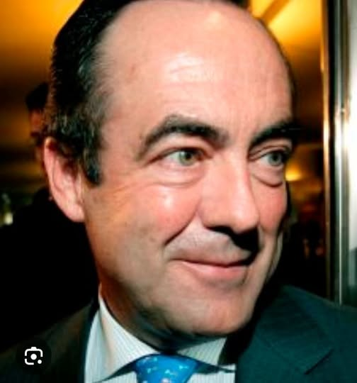 A mi me da exactamente igual con quién se acuesta este señoro.
Lo que sí considero importante es que se investigue el origen de su injustificable fortuna.