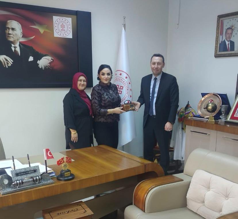 Ziyaret📍
Balıkesir İl Halk Kütüphane Müdür Yardımcımız ve Türk Kültür  Sanat-Sen İl Temsilcisi Mehmet SARIBEY, İl Müdürümüz Sayın Neslihan VURUCU’yu makamlarında ziyaret etti.

Nazik ziyaretleri ve güzel temennileri için kendilerine teşekkür ediyoruz