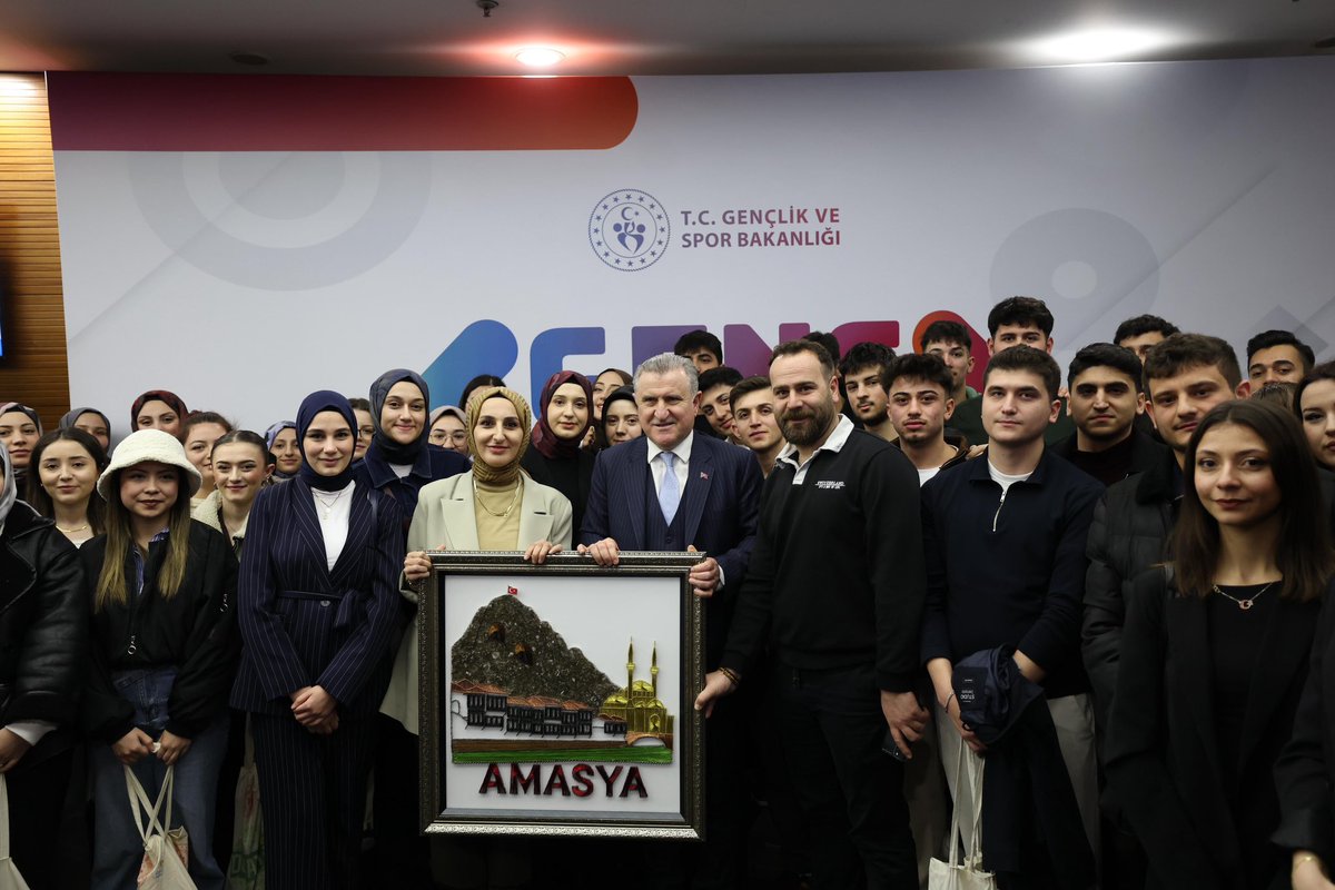 Amasya, Batman, Kars, Şanlıurfa ve Yozgat’tan gelen yüzlerce gencimizle Bakanlığımızda buluştuk.🇹🇷

<GENÇ 2030> ile;
🧠analitik düşünen,
🤖yapay zekâda yetkin,
🚀üreten bir gençlik için çalışıyoruz!

Türkiye Yüzyılı’nı; gençliğin, sporun, bilimin ve teknolojinin yüzyılı
