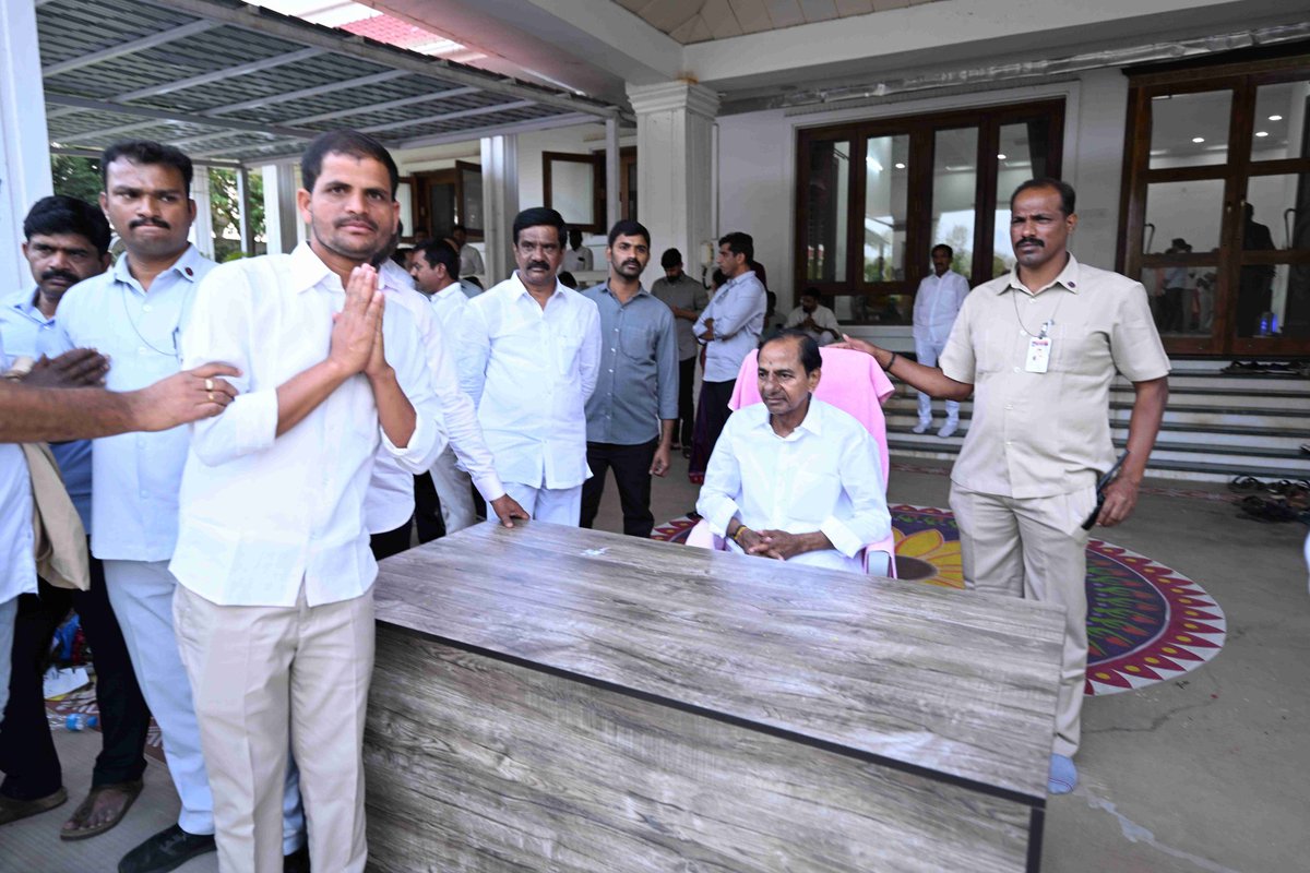 JaipalMegavath's tweet photo. తెలంగాణ రాష్ట్ర తొలి ముఖ్యమంత్రి @KCRBRSPresident గారిని జన్మదిన శుభాకాంక్షలు తెలియజేసిన #మెగావత్_జైపాల్_నాయక్

ఆయనను మొదటిసారిగా చూ��ంగానే 62 ఏళ్ల తెలంగాణ కష్టాన్ని దగ్గరుండి చూసిన..కెసిఆర్ కళ్ళలో తెలంగాణ ఉద్యమాన్ని చూసిన..పెద్దాయనకు తాకిన గాలి తెలంగాణ అభివృద్ధిని చూపించింది. https://t.co/JFsajri1ha