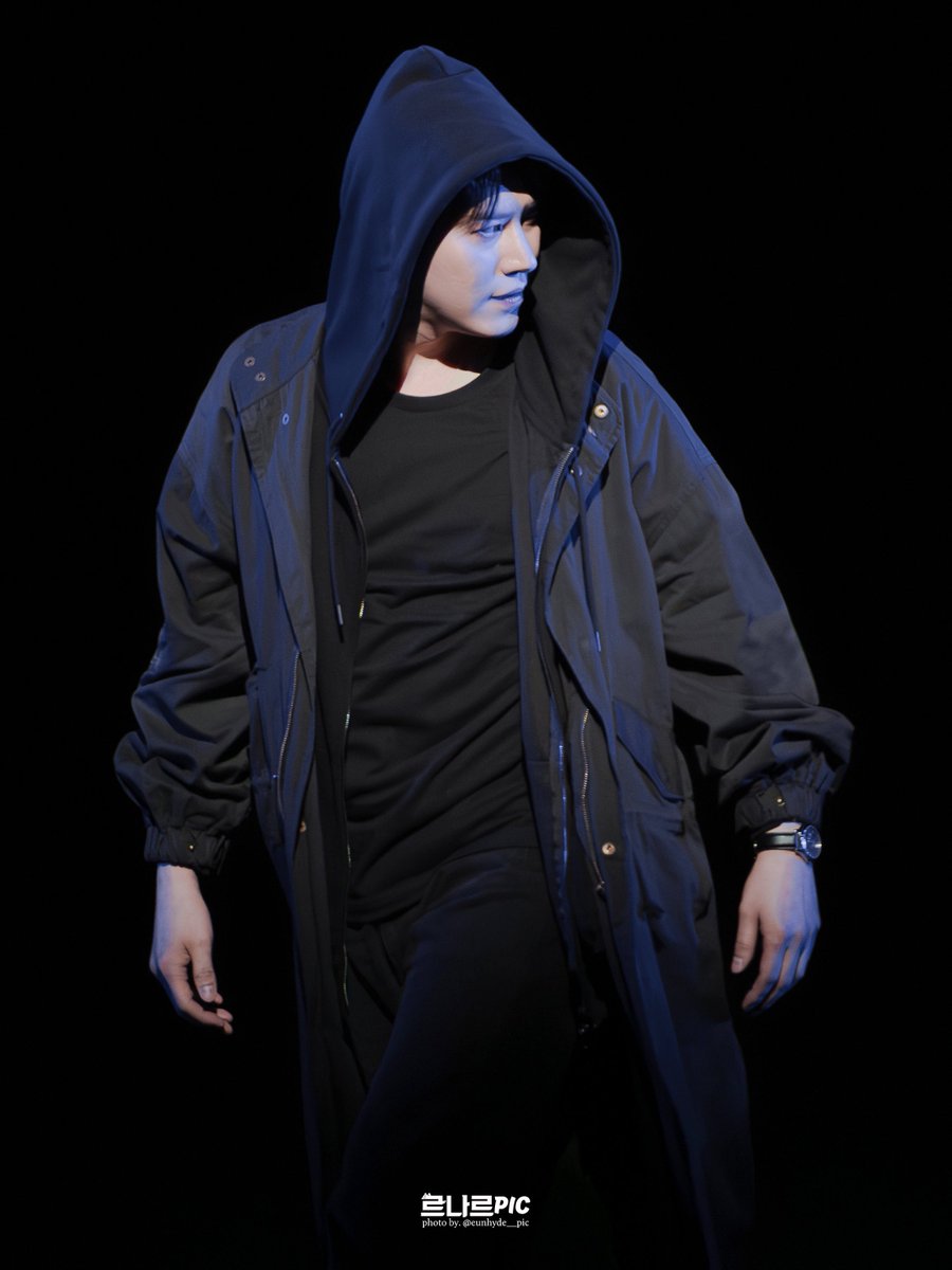 260218 데스노트 커튼콜데이 낮공 

탕엘과 마주보다 떠나면서 
끝까지 바라보던 그 표정이...

캐입 퇴장 너무 좋앙

야가미 라이토 #규현 배우님

#KYUHYUN