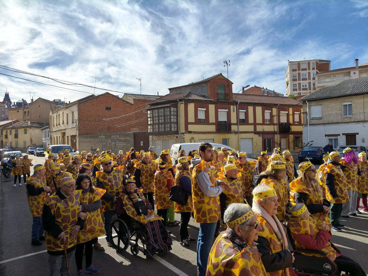 AFACAYLE's tweet photo. Como cada año, AFA Astorga celebra el Carnaval, en esta ocasión vestidos de jirafas.
La celebración terminó con chocolate caliente y las tradicionales orejas de Carnaval, compartidas en un ambiente de convivencia y armonía. 
#alzheimer #Astorga #afacayl https://t.co/XnqF4k9DA7