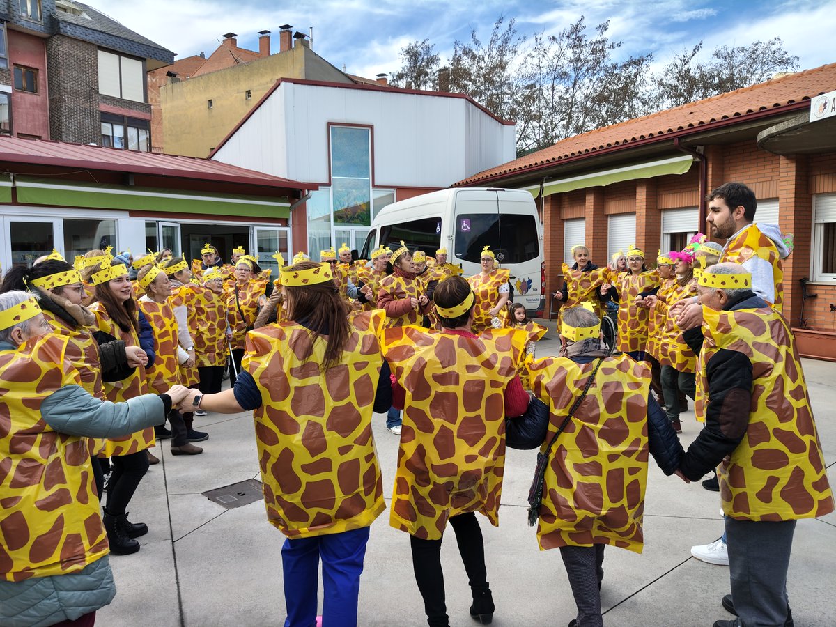 AFACAYLE's tweet photo. Como cada año, AFA Astorga celebra el Carnaval, en esta ocasión vestidos de jirafas.
La celebración terminó con chocolate caliente y las tradicionales orejas de Carnaval, compartidas en un ambiente de convivencia y armonía. 
#alzheimer #Astorga #afacayl https://t.co/XnqF4k9DA7