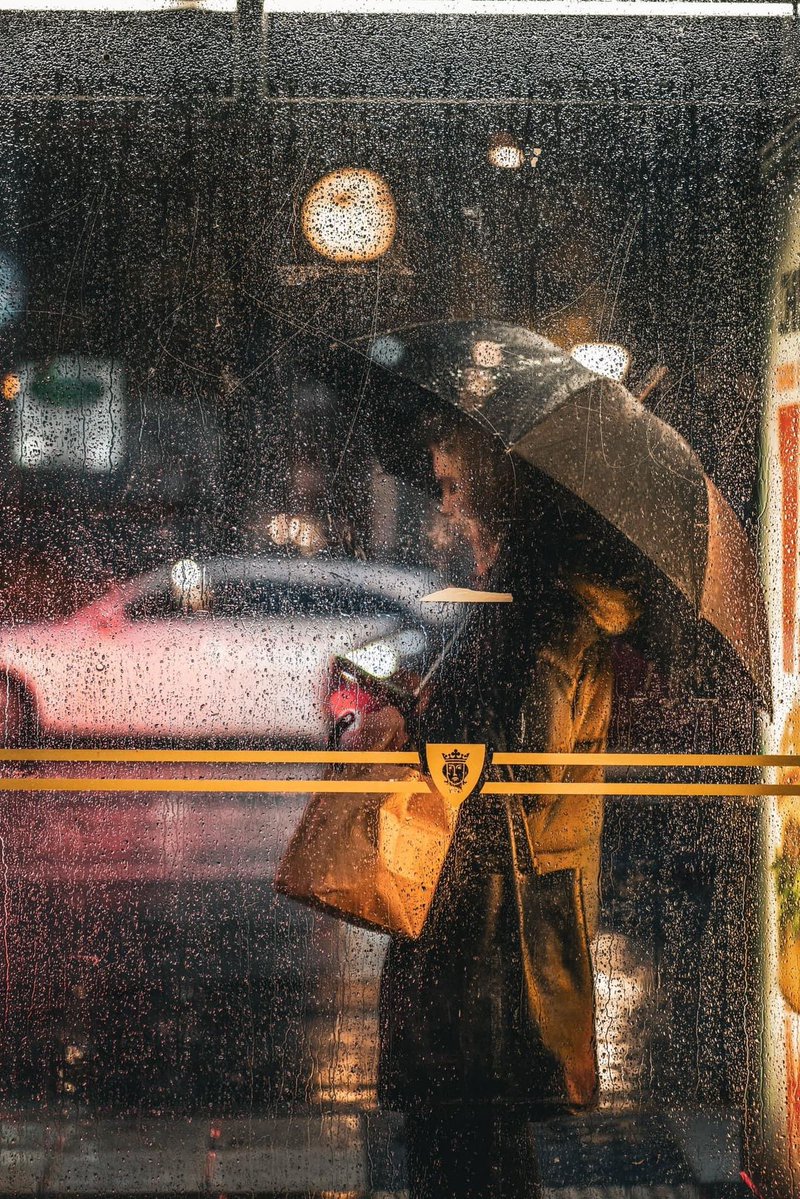 "No pretendo curarme
de nadie, ni olvidar, 
ni negar lo que amé. 
Tendría que perder 
una parte de mí, 
y no pienso andar 
por la vida en pedazos... "

      - Elena Poe