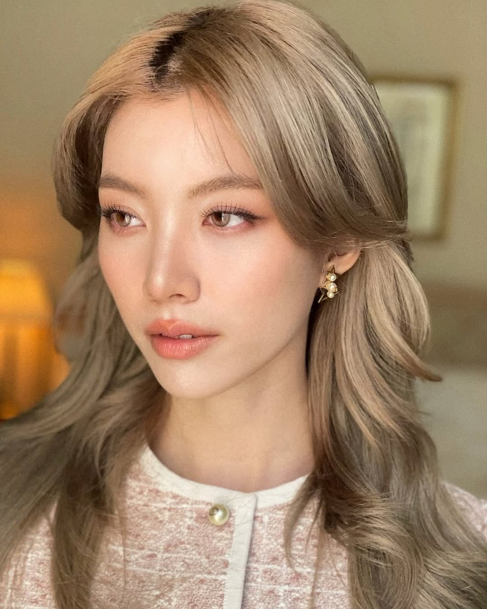 iigateehc's tweet image. เริ่ดเนอะ สมเป็นพรีเซนเตอร์ผลิตภัณฑ์ เกี่ยวกับผม สีผม บำรุงผม จัดแต่งทรงผม ผ่านมาแล้วเกือบทุกสีผม 

#LolaneBotanicxOrm
#ออมกรณ์นภัส #OrmKornnaphat