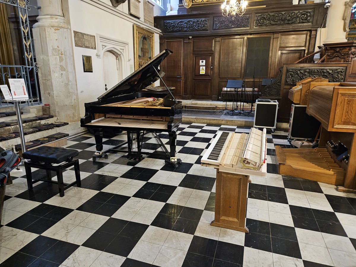 Holy Sepulchre London tweet media