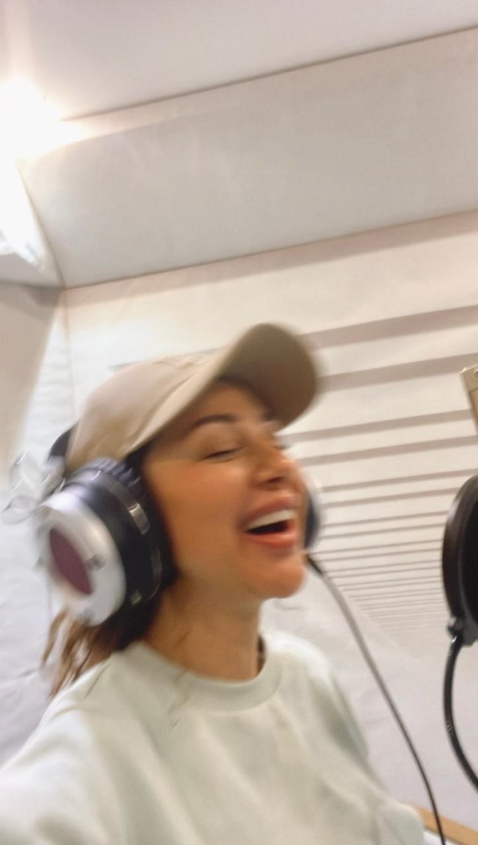 TheMyriamPower's tweet photo. خبر جميل للفانز🥹 ❤️ ميريام فارس عم تشتغل على أغنيتين جديدتين من ستوديو البيت

اللبنانية 🇱🇧

الخليجية 🇰🇼
وكلنا بانتظار إطلاقهم بفارغ الصبر 😍 #myriamfares #queenofstage
#ميريام_فارس #ملكة_المسرح https://t.co/Gxfb2r1w3N