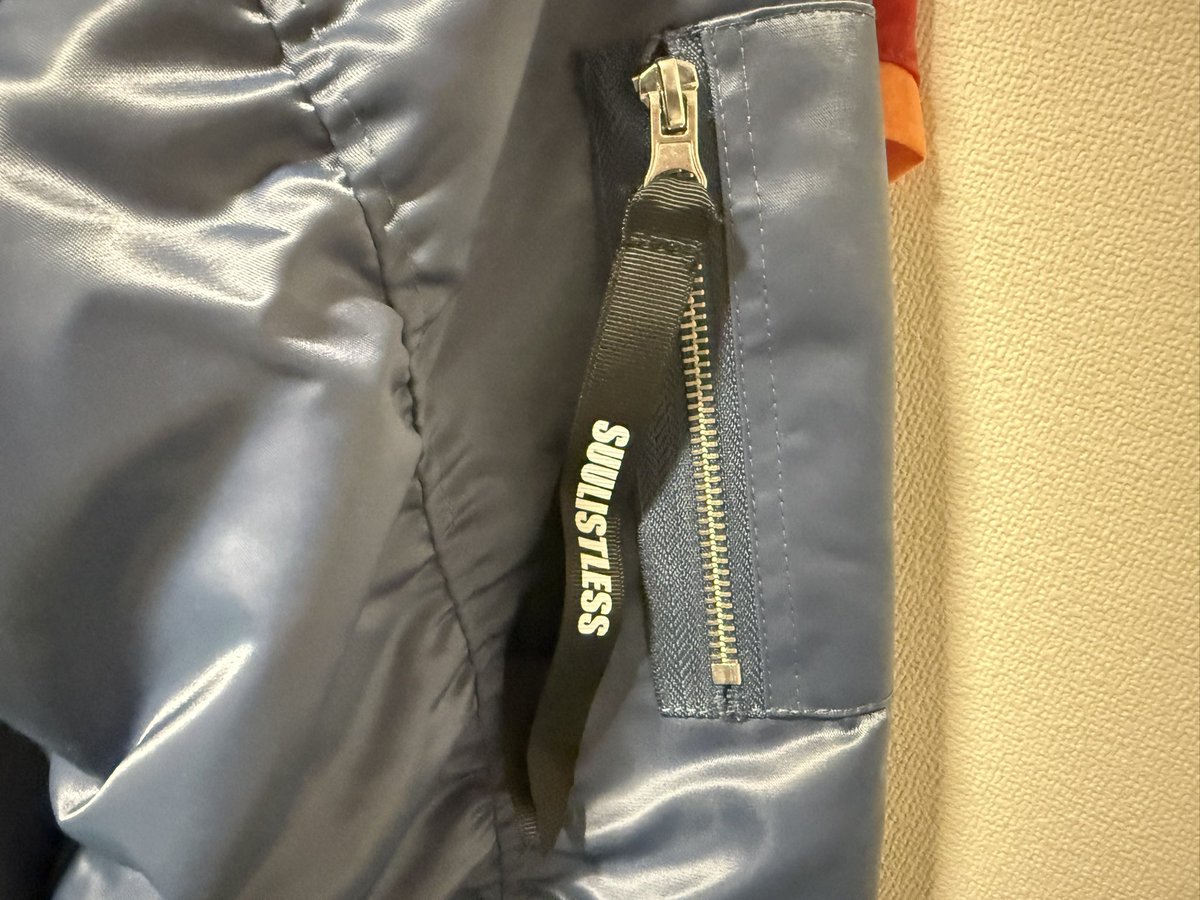 ROKUELtan6's tweet photo. LISTLESS BLUEのMA-1届いた!
カッコよすぎる!めっちゃ着ます✌🏻(いつものこと)
#SuuLISTLESS https://t.co/nT6uml8iiO
