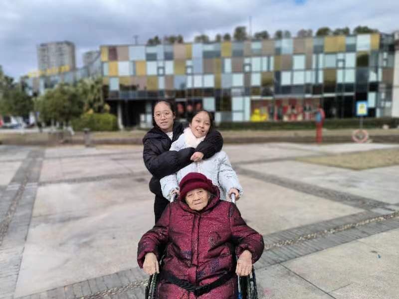 1990年，我在苍南县龙港镇家中过完春节，告别母亲，说是回北京，学校将开学了。其实是一路南下，准备偷渡出国，向国际社会呼吁营救秦城监狱中的朋友和同道，将亲身经历的六四屠杀事件公之于众。我在广东省佛山市停留许久，寻找偷渡出国渠道。二月底一个寒冷的深夜，在没有任何救生器材的情况下，我在广