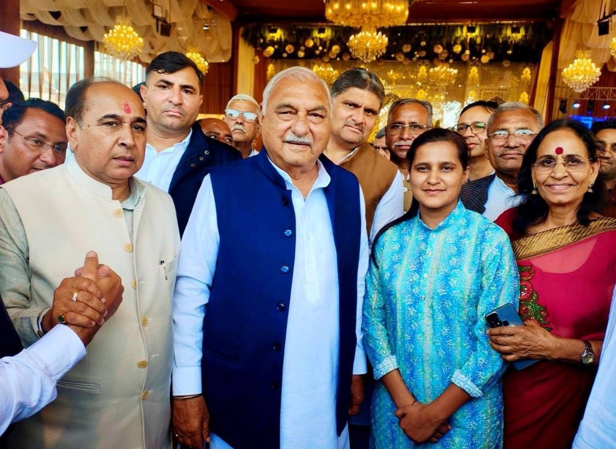 हिसार में आदमपुर से विधायक श्री चंद्रप्रकाश की भतीजी के विवाह समारोह में शामिल होकर बधाई एवं शुभकामनाएं दी। <a href="/Chander00274022/">Chander Parkash IAS (Retd),MLA</a>