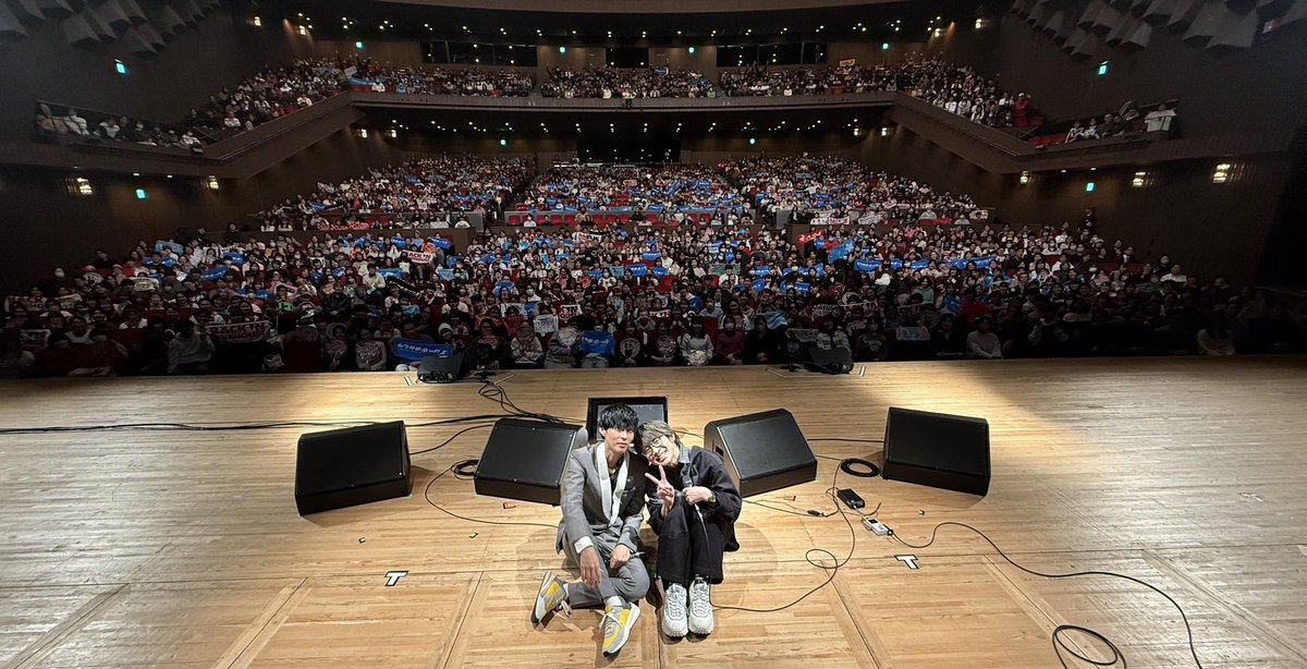 大石昌良×川崎鷹也 アコギ1本ツーマンライブ、本当に最高な時間になりました😭

最後のコラボはもう泣かないように必死になりながら歌いました、、、

こんな先輩になりたいな、
こんな先輩でありたいな、
そう思わせてくれる背中でした

また帰ってくるぞ大阪ーーー！！！
続きは大阪城ホールにて😎🙏