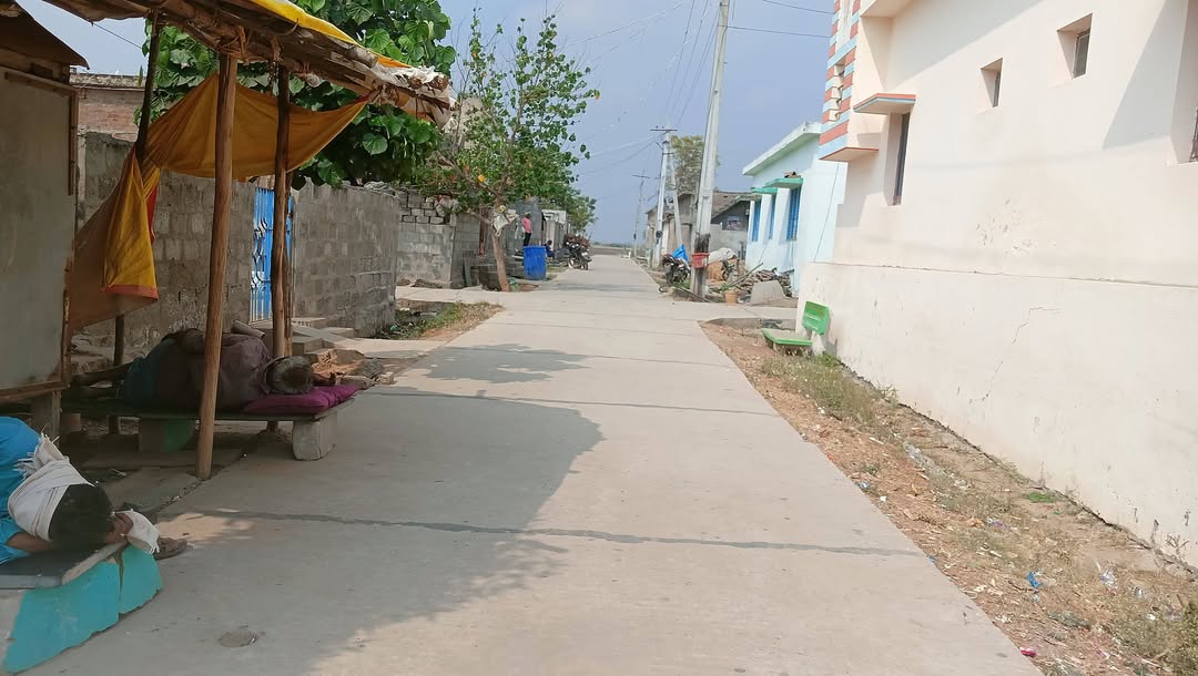 SambaYeluri's tweet photo. రాజుపాలెం ఎస్సీ కాలనీలో రూ.10 లక్షల వ్యయంతో సిసి రోడ్, సైడ్ డ్రైన్స్ నిర్మాణం చేయడం జరిగింది. ప్రజలకు మెరుగైన మౌలిక సదుపాయాలు కల్పించడం మా కూటమి ప్రభుత్వ లక్ష్యం 

#IdhiManchiPrabhutvam #CCRoads  #ChandrababuNaidu #YeluriSambasivaRao #mlaparchur #YeluriForPeople   #AndhraPradesh https://t.co/mybY5xhlpN