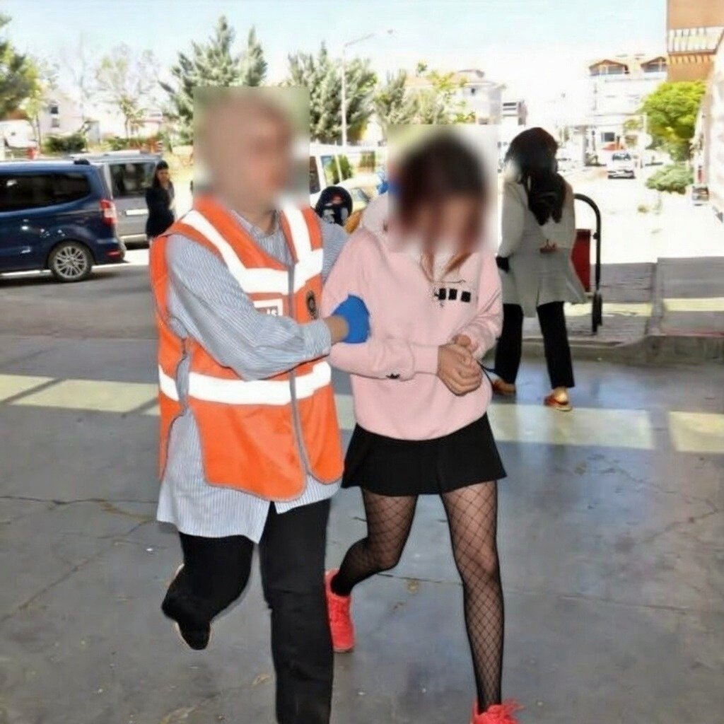 aybisusdadinle's tweet image. ‘Admihan Serengil’ olarak anılan Aslıhan Karacahennem, halkı kin ve düşmanlığa tahrik etme suçundan tutuklandı. (Birsen Altuntaş)