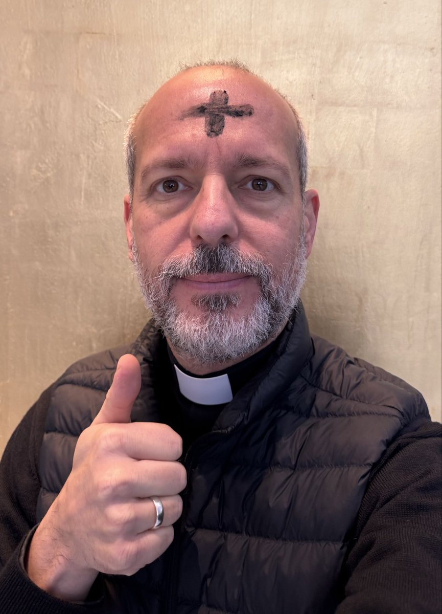 Ceniza en la frente y corazón ardiente. La ceniza me recuerda que soy pecador; la Cruz que tengo un SALVADOR.
#MiércolesDeCeniza 
#MiercolesDeCeniza