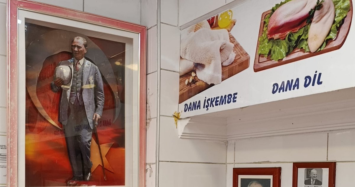 Kentlerimizde, kasabalarımızda, semtlerimizde, kasap, manav, berber, ayakkabı tamircisi, velhasıl çat kapı giriverdiğiniz esnaf dükkanlarının herhangi birinde O'na rastlarsınız. Milletin gönlüne taht kurmuş O büyük adam, sevgiyle size bakıyordur.