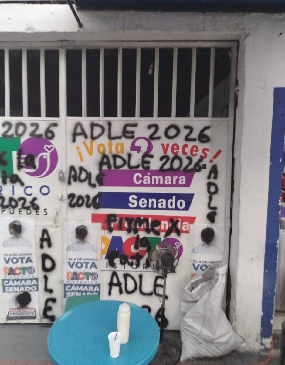 ckevingomez's tweet photo. Sectores cercanos a @ABDELAESPRIELLA vandalizaron nuestra sede del Pacto Histórico en Yumbo.

Nos quieren callar, y no lo van a lograr. Con el simbolo de borrar los rostros del presidente @petrogustavo y de nuestro candidato @IvanCepedaCast, acompañados del mensaje “Firmes por la patria”, buscan sembrar miedo e intimidación.

Sabemos de dónde vienen estas prácticas. Son formas que el país conoció durante 20 años de uribismo, y no vamos a permitir que regresen. Así marcaban los pueblos para generar zozobra y anunciar violencia. Esto no es un hecho aislado: es una estrategia de intimidación en el Valle.

Pero que lo tengan claro: no vamos a retroceder.

Solicitamos a la @PoliciaColombia y a la @FiscaliaCol una investigación inmediata y rigurosa sobre estos hechos, así como las garantías necesarias para proteger la acción política en Yumbo y el derecho de la ciudadanía a expresar su respaldo al Pacto Histórico.